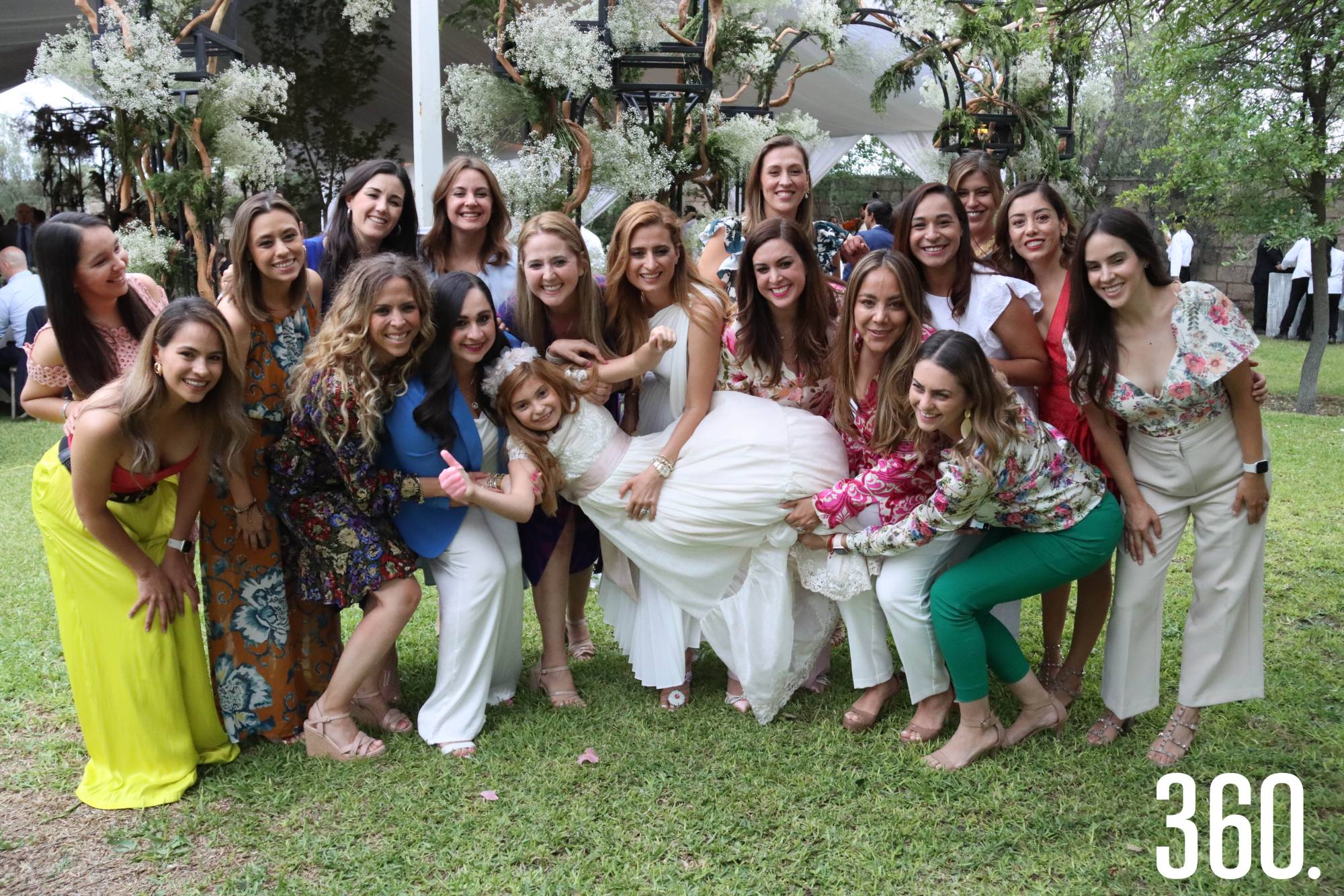 $!LiIia María Hiarmes y sus amigas cargaron a Lilia María Martínez Hiarmes.