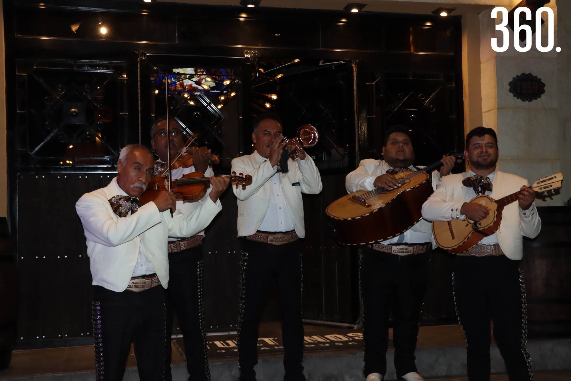 $!Mariachis ambientaron la noche.