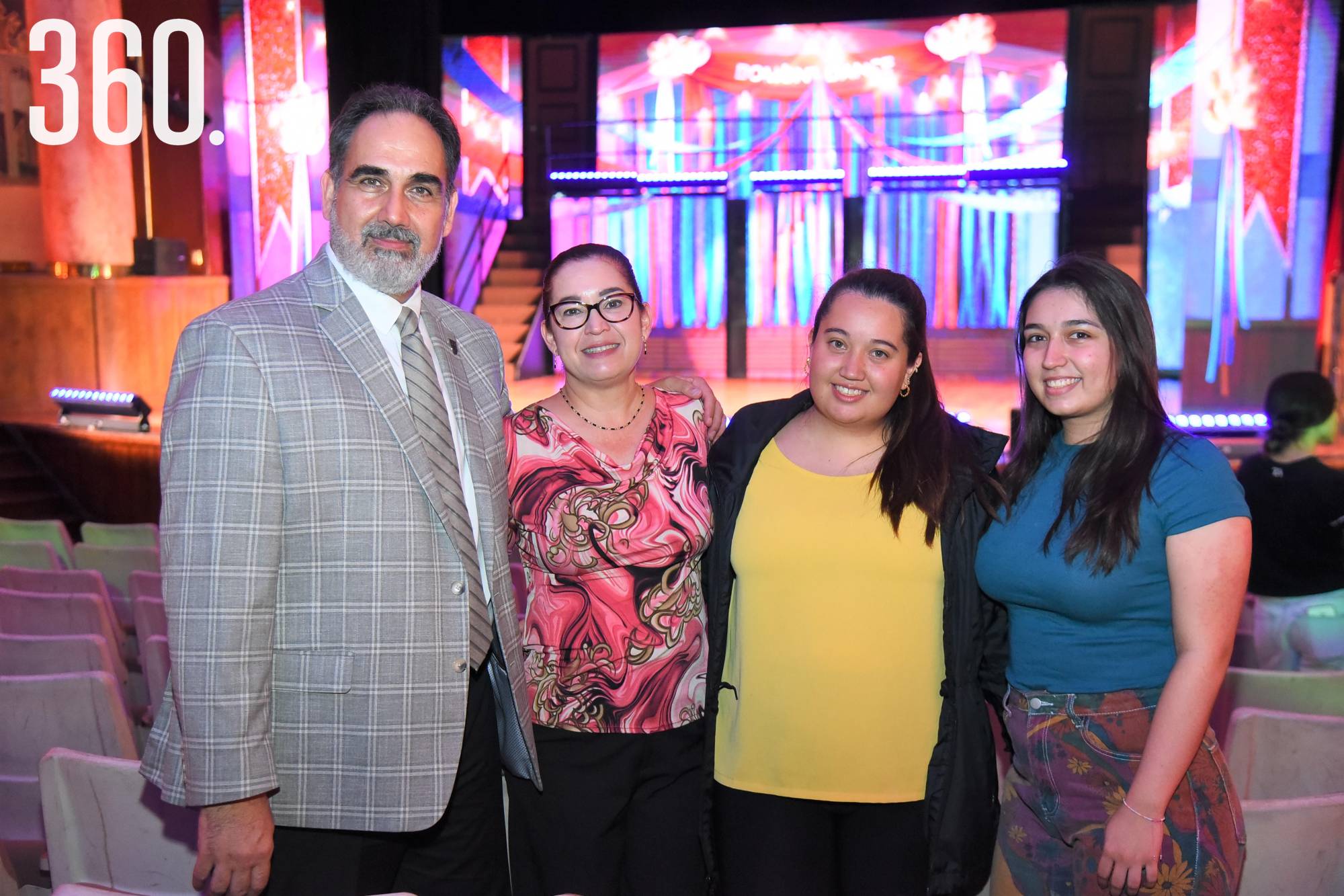 $!Jorge Alanís y Lili de Alanís con Mariana y Paola.