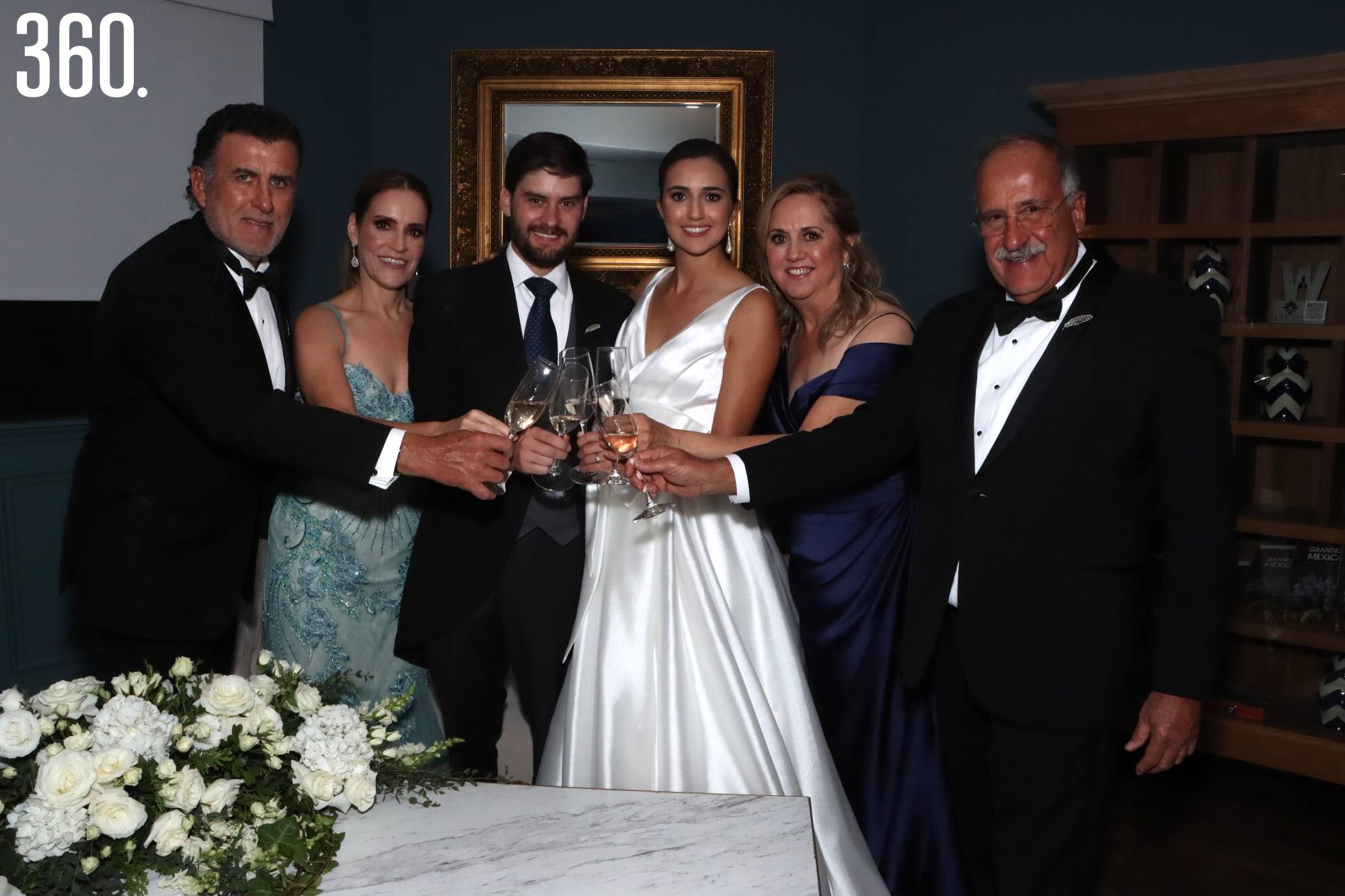 $!Los novios con Lepoldo Herrera, Queta Ramos, María del Carmen Lobo y Gerardo Aguirre Flores, brindando al final de la ceremonia civil.