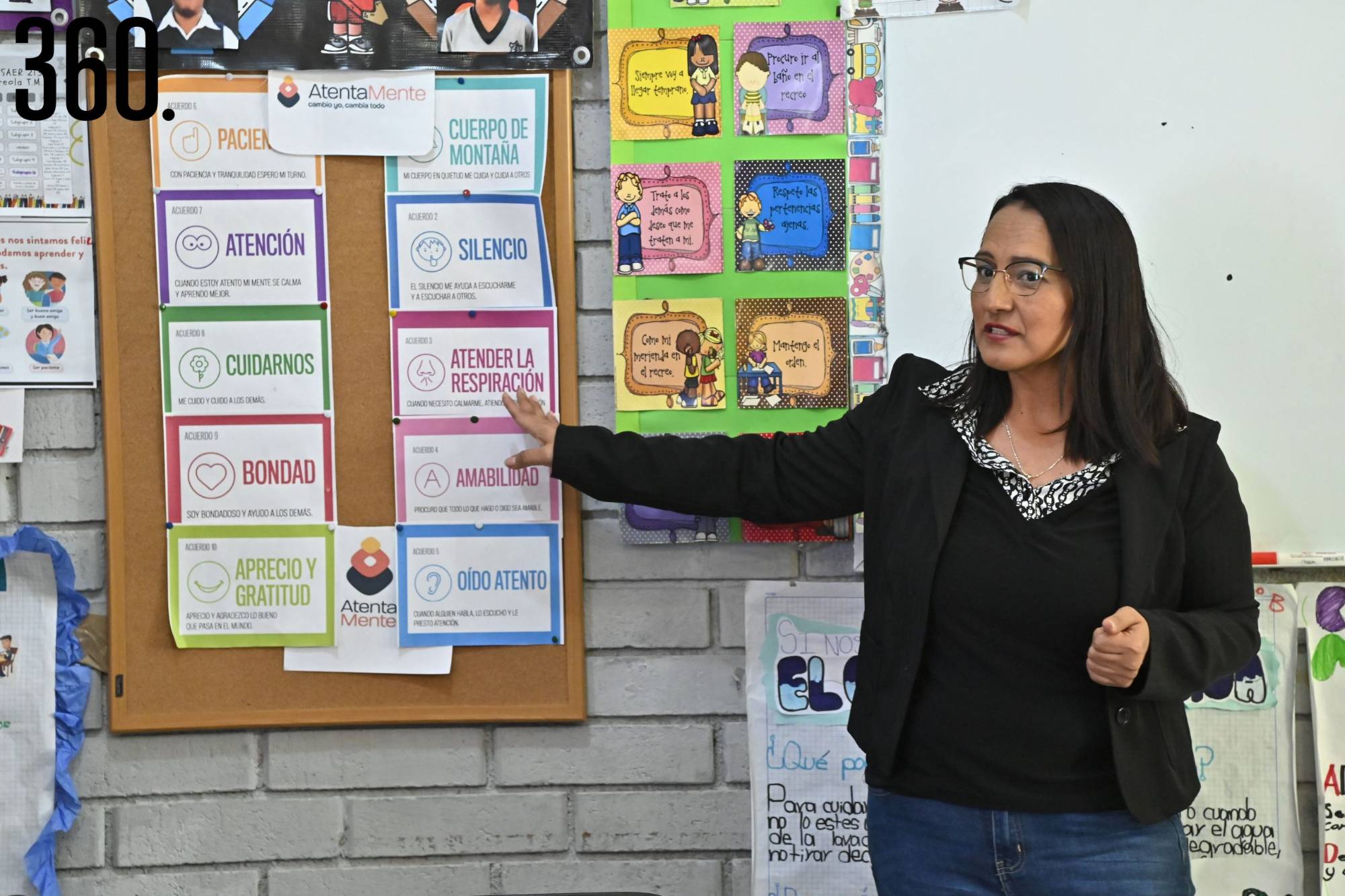 $!Diasmín Espinosa, de sexto “B”, impartió la clase.