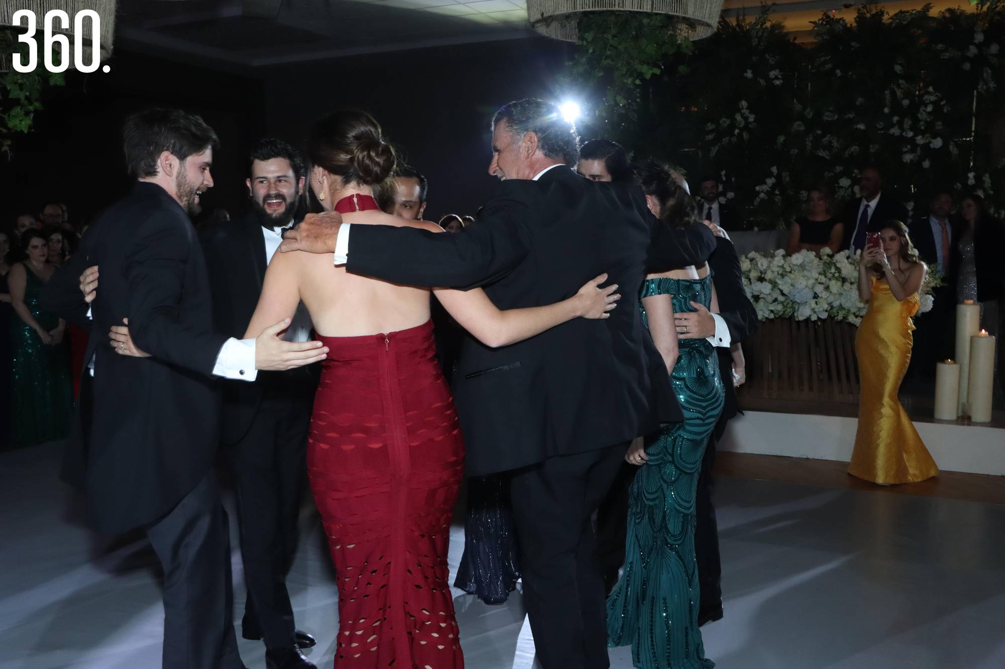 $!El novio bailó con sus hermanos y hermanas al ritmo de “You’ll be in my heart”.