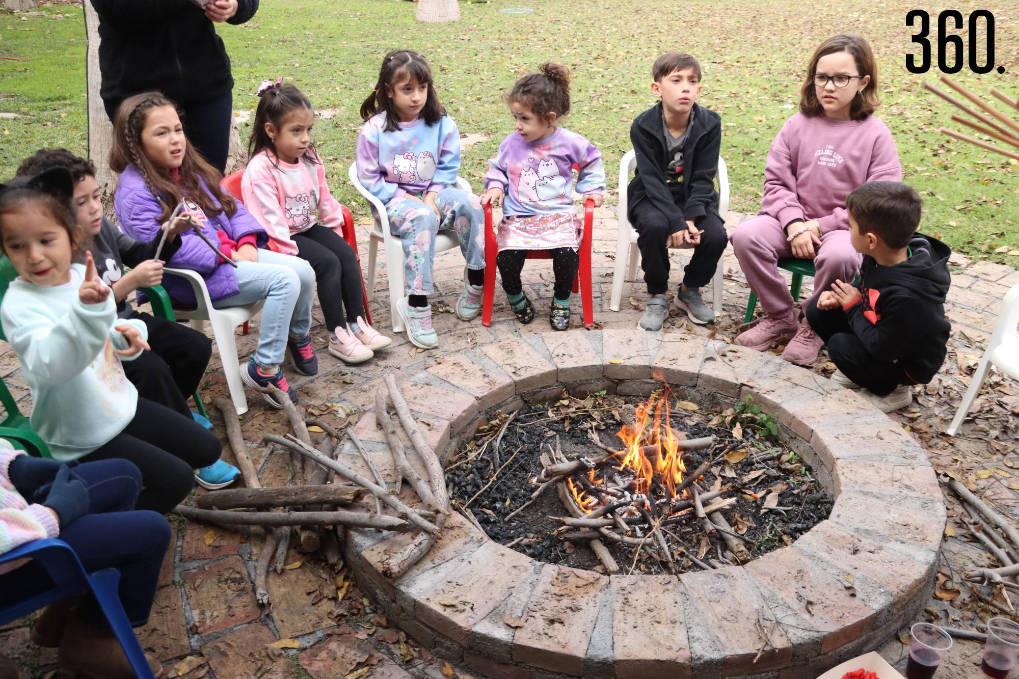 $!Asaron bombones en una fogata.