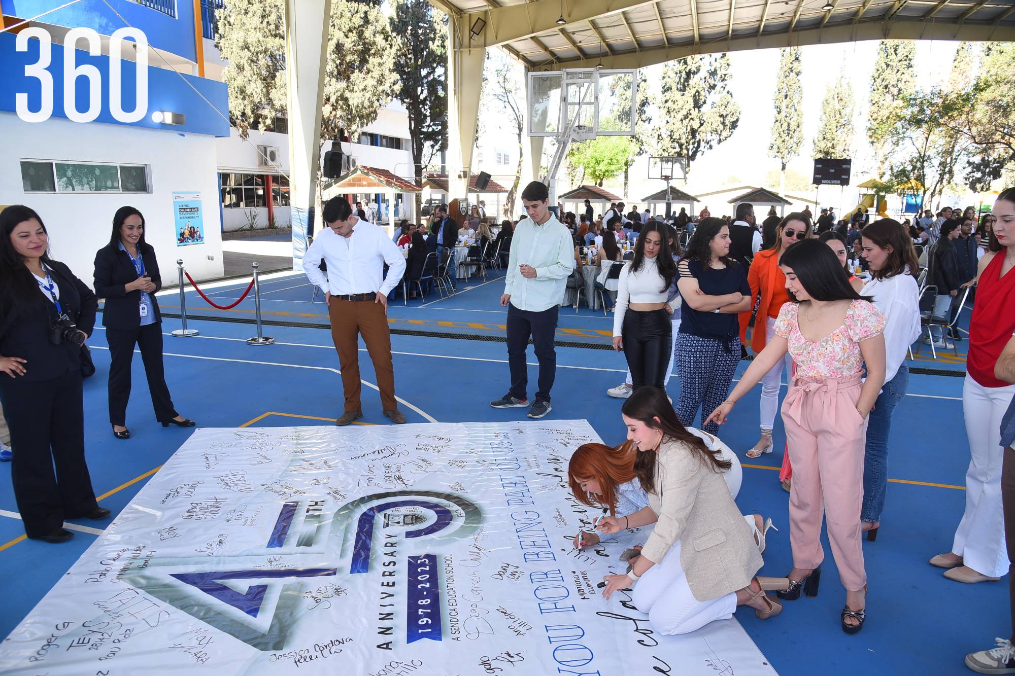 $!Ex alumnos firmando pancarta.