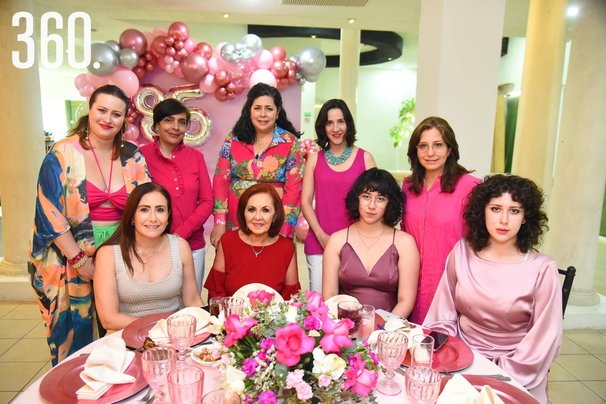 $!María Derbez, Martha Alvarado, Liliana Derbez, Cecilia Alanís, Jessica Laredo, Bertha Gutiérrez, Liliana y Regina Flores con la festejada.