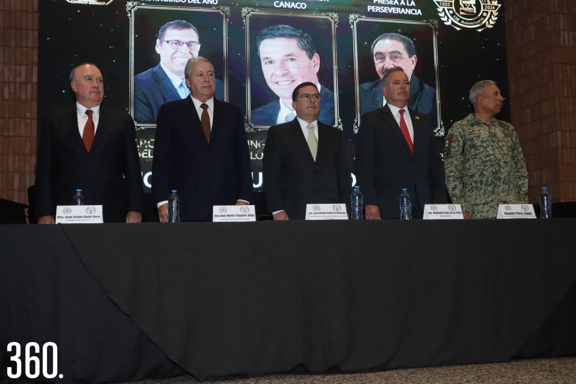 $!Jorge Dávila Flores, presidente del Centro de Estudios Económicos del Comercio Servytur; José María Fraustro Siller, alcalde de Saltillo; Antonio Gutiérrez Rodríguez, secretario de Finanzas; Alejandro Pepi de la Peña, presidente de la Canaco, y Vicente Pérez López, general de Brigada DEM de la Sexta Zona Militar.