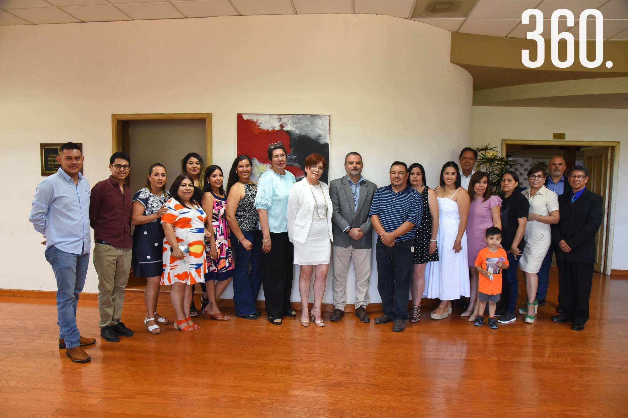 $!Violeta Azeneth Cedillo Rodríguez acompañada de docentes y personal administrativo.