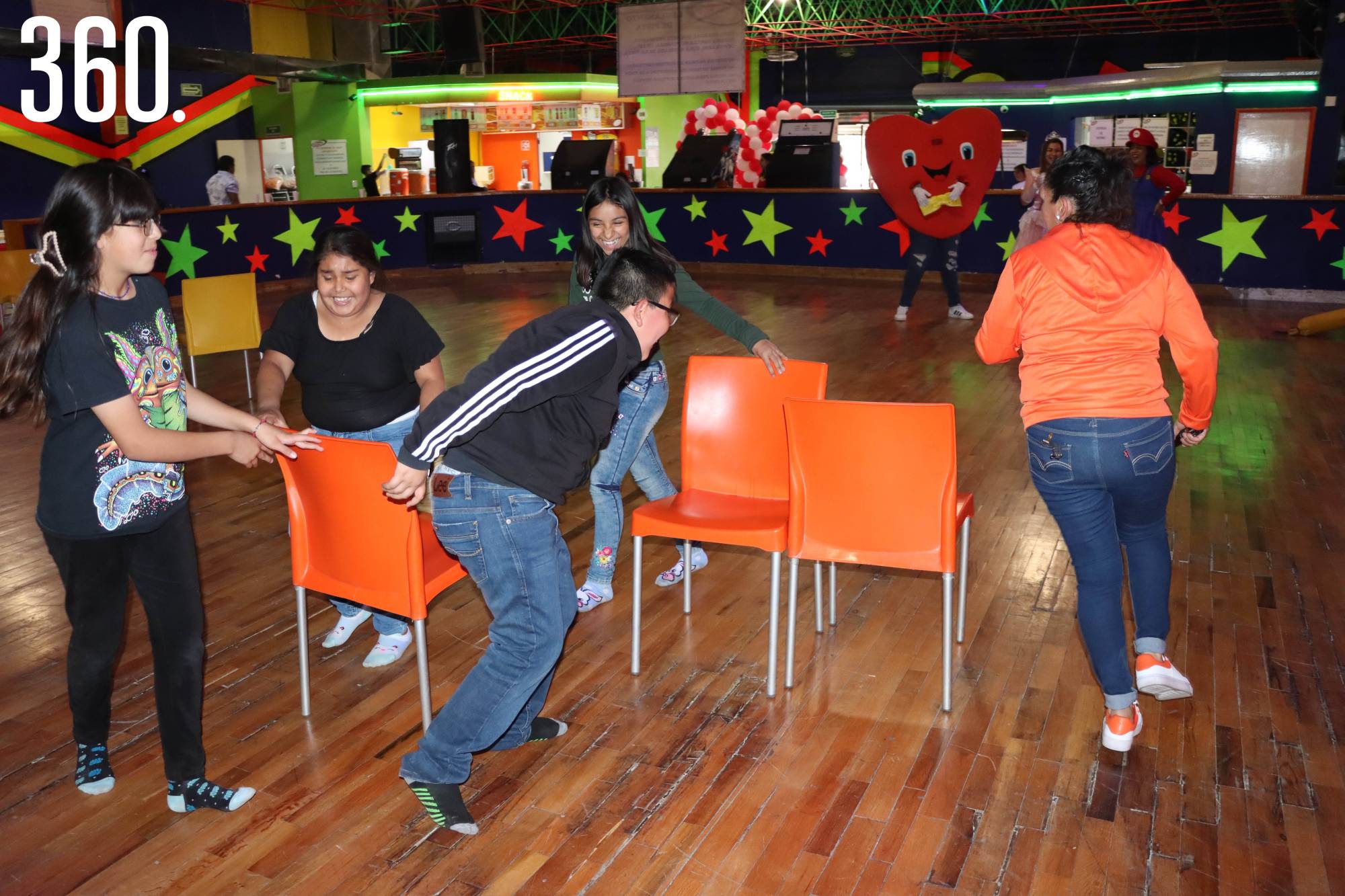$!Juego de las sillas.