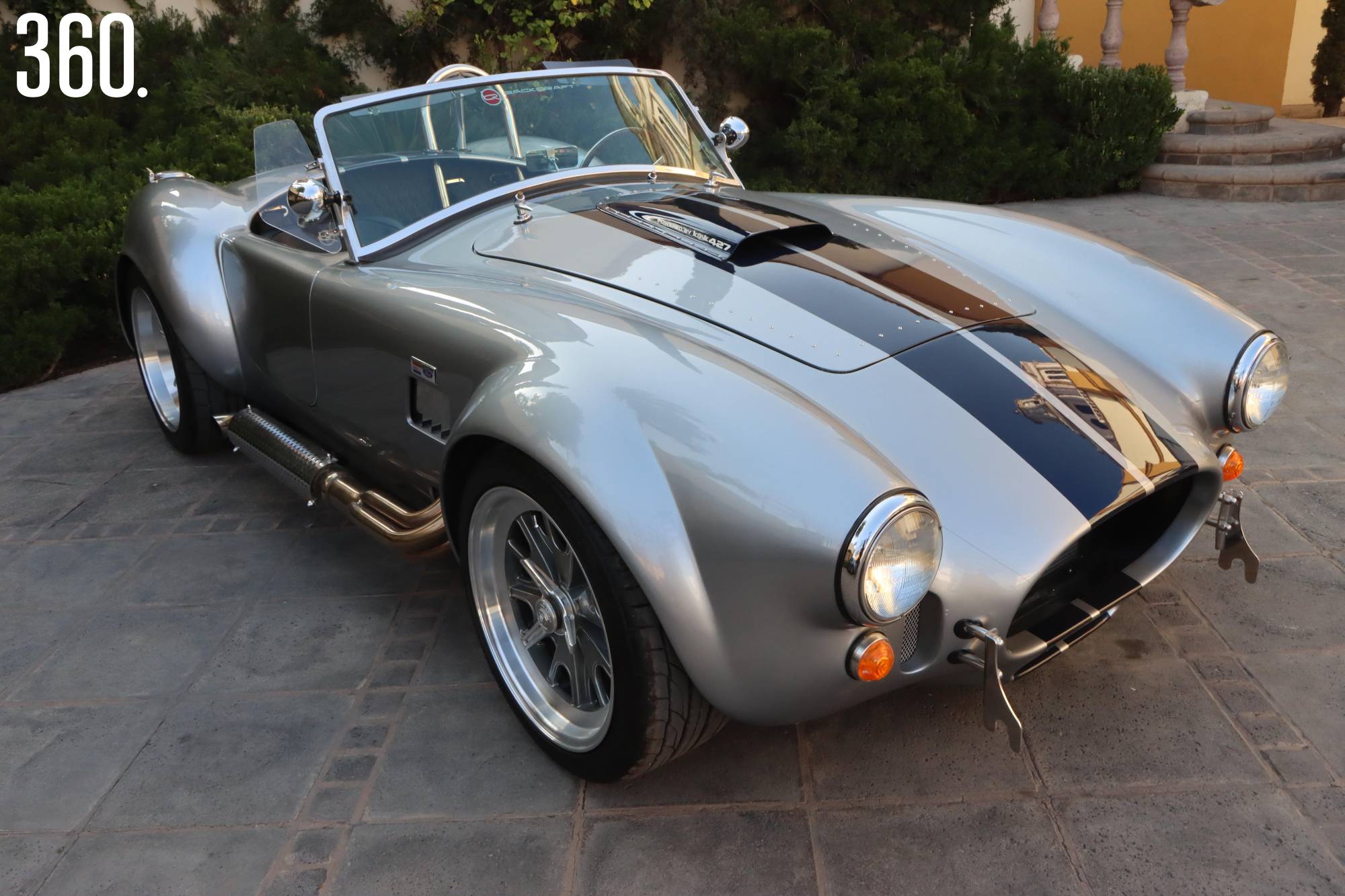 $!El auto de los novios fue un Shelby Cobra 1969 convertible, color gris plata con negro.