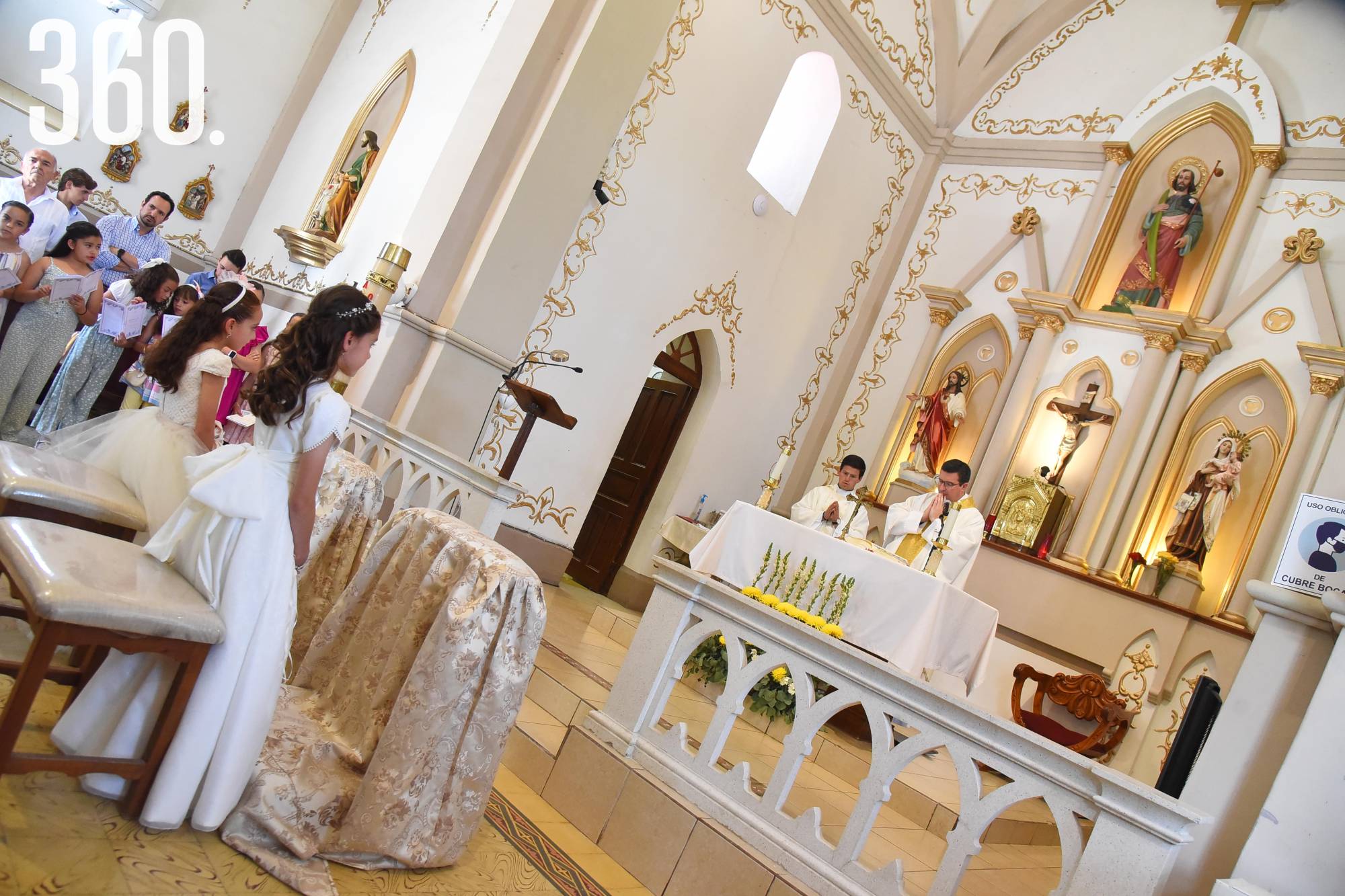 $!La ceremonia a cargo del padre Juan Antonio Ruiz y el padre Michel Errecart en la iglesia de Santiago Apóstol.