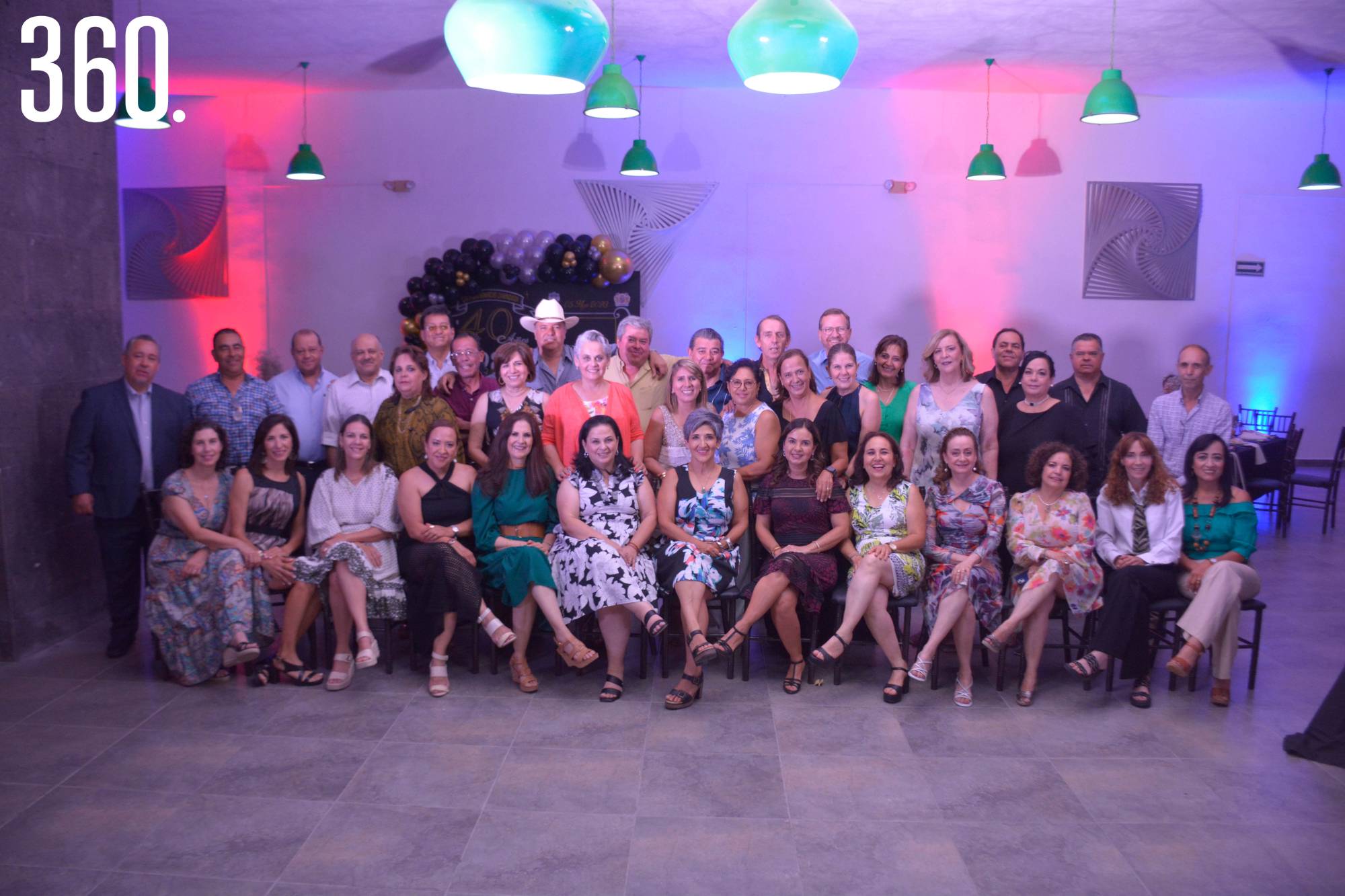 $!Los integrantes de la Generación 1981-1983 de Preparatoria del Colegio Ignacio Zaragoza celebraron sus 40 años de egresados con una misa de acción de gracias y una cena en el salón Jardines Eventos.
