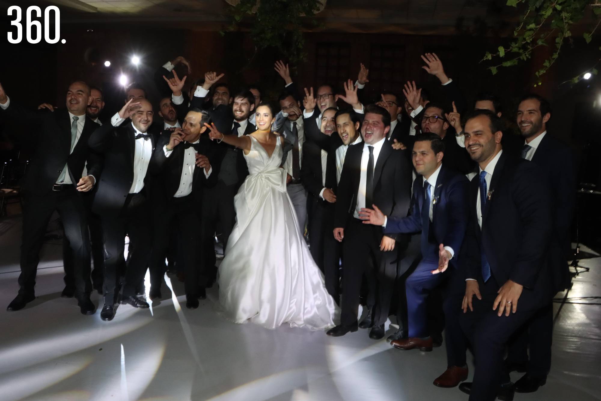 $!El matrimonio Herrera Aguirre acompañado por sus amigos.