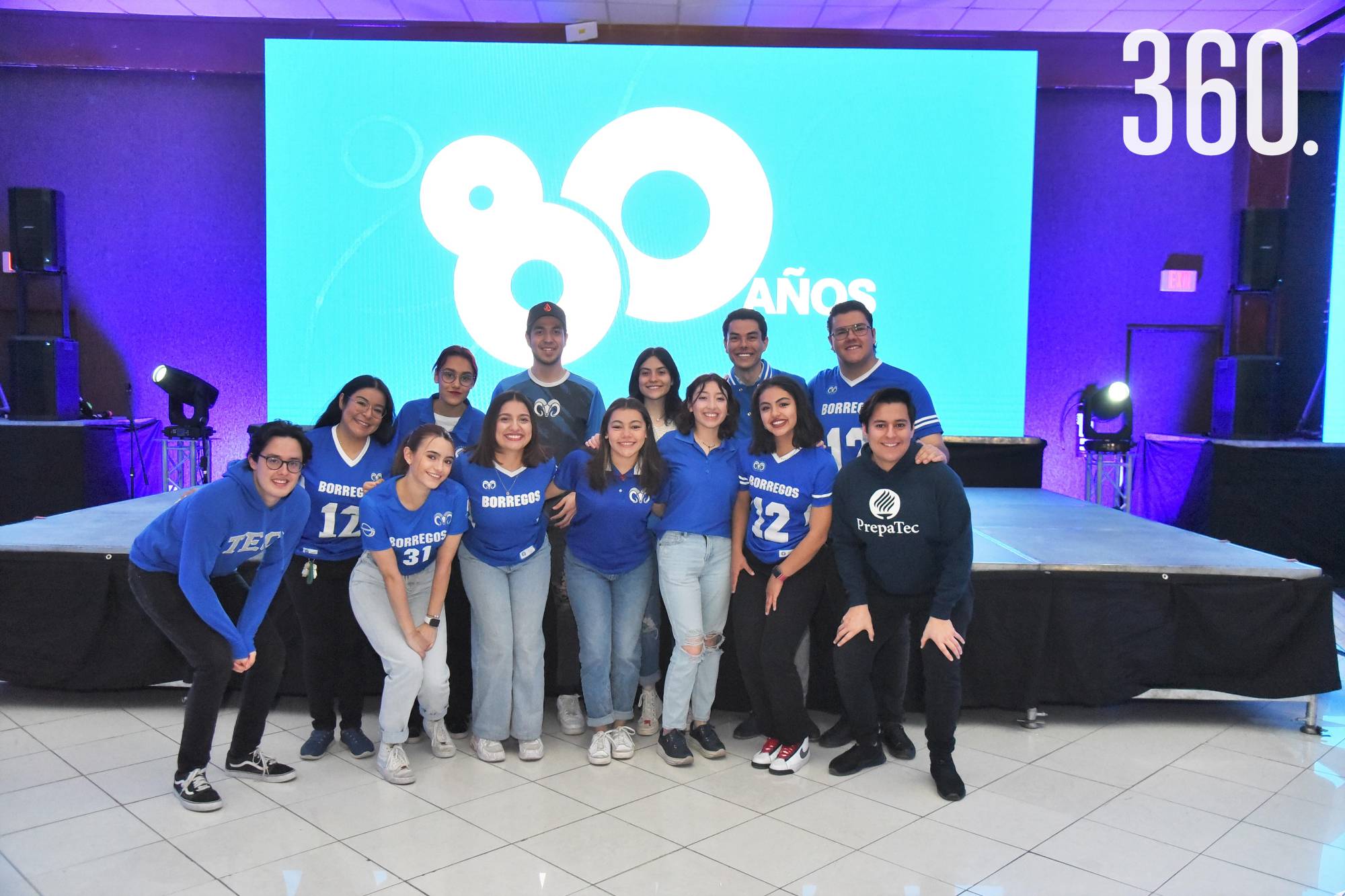 $!Adrián González director del Tec de Monterrey Campus Saltillo acompañado de alumnos.