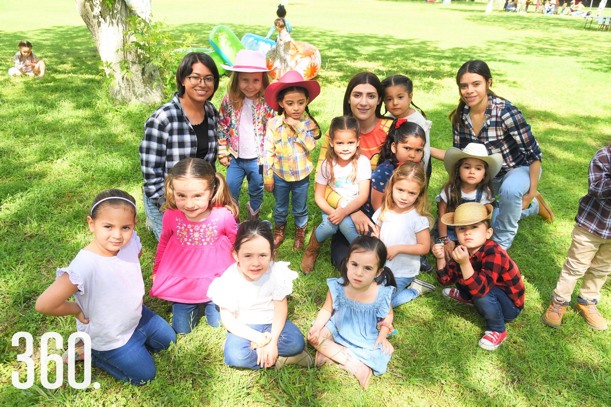 $!Mónica Espinosa, Tania Hinojosa y Daniela Martínez con niñas de cuatro años.