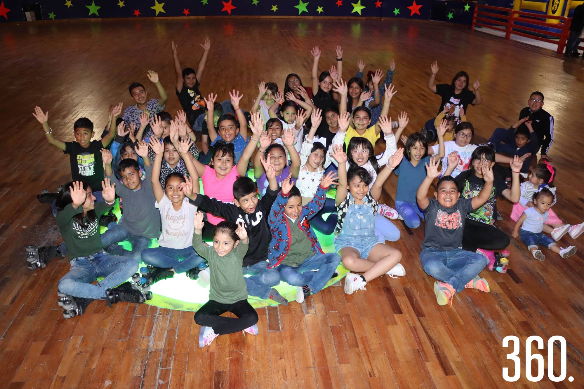 $!Todos los niños juntos en el festejo con Blinds To Go.