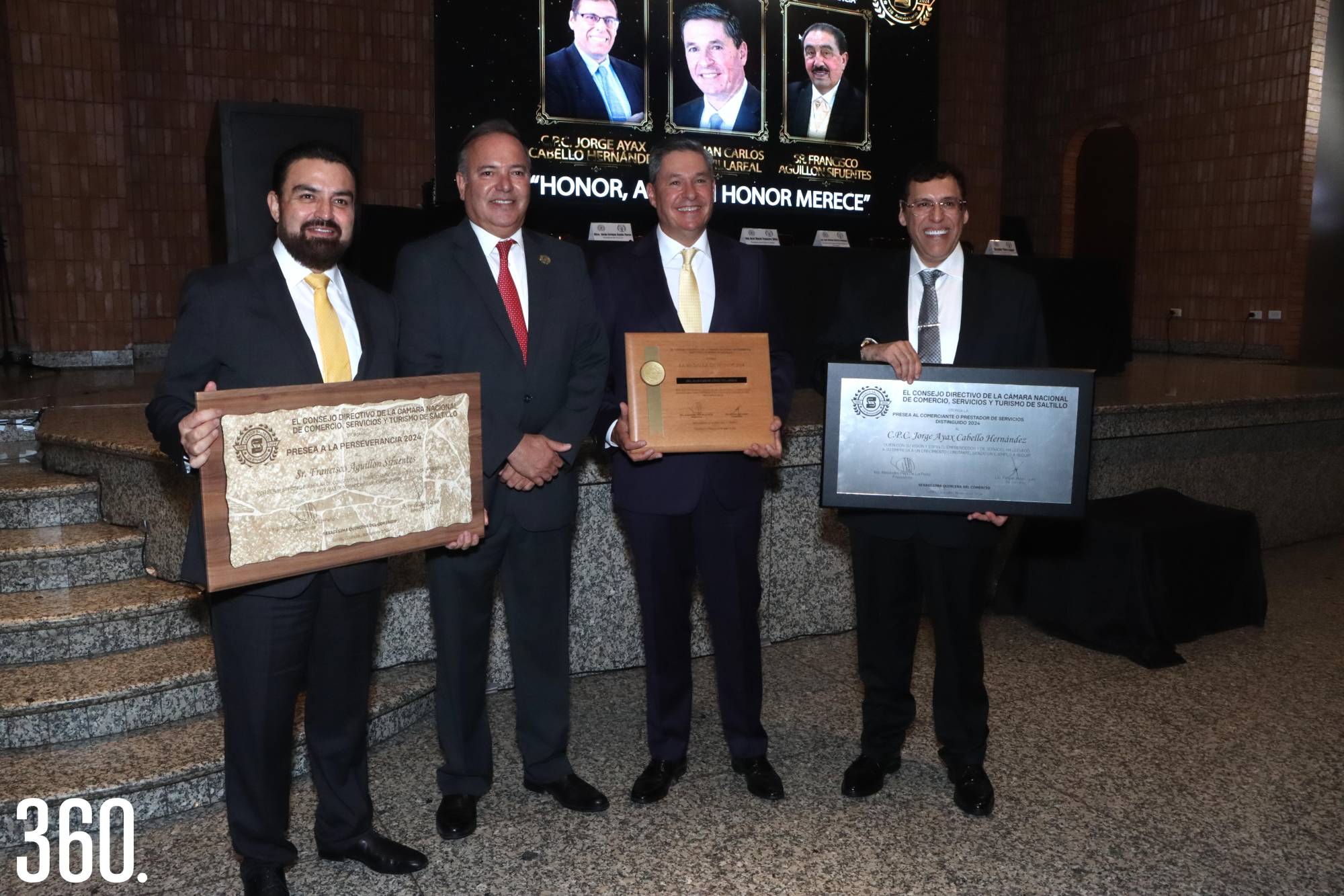 $!Alejandro Pepi de la Peña, presidente de la Canaco, con los galardonados: Francisco Aguillón Gámez, en representación de Francisco Aguillón Sifuentes, Juan Carlos López Villarreal y Jorge Ayax Cabello Hernández.