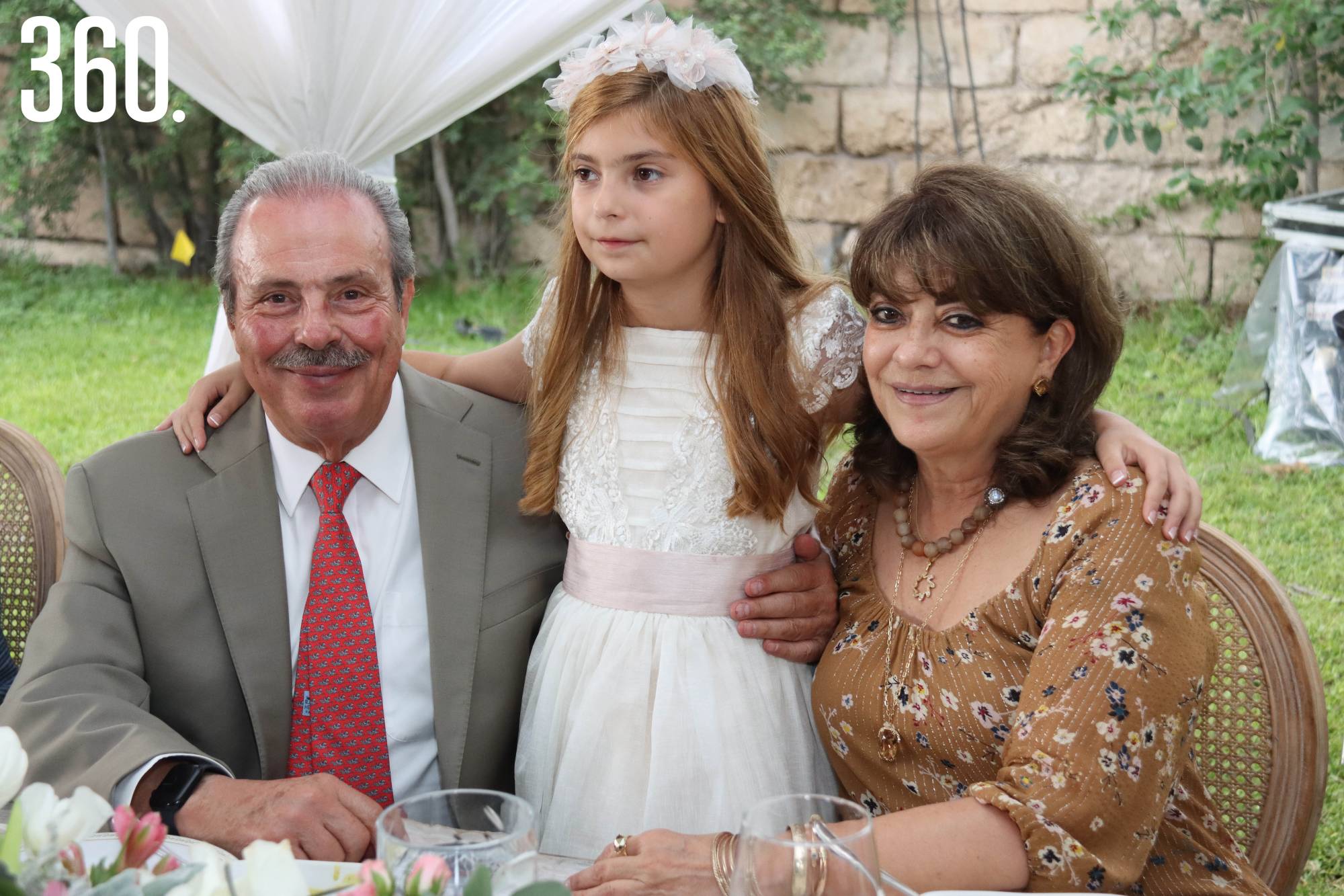 $!Enrique Martínez y Martínez y Guadalupe Morales de Martínez con su nieta Lilia María.