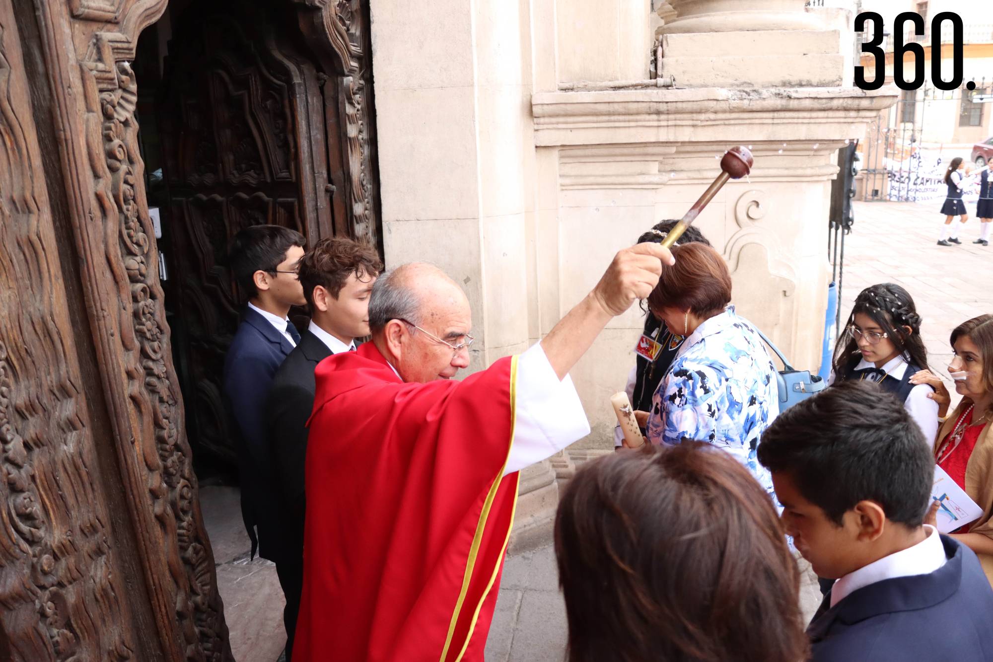 $!Los estudiantes, padrinos y papás recibieron la bendición del Padre.