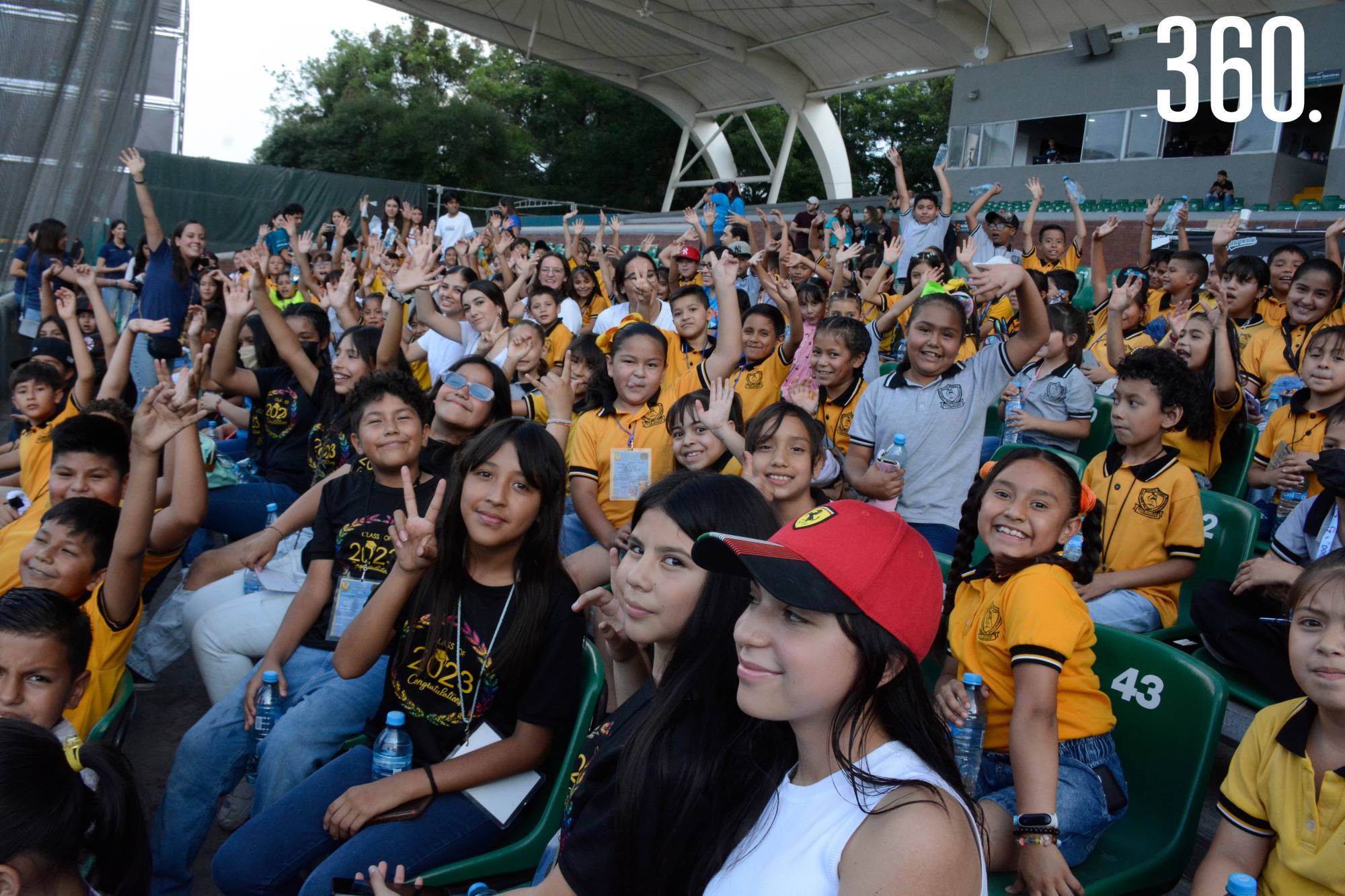 $!250 alumnos de la escuela primaria Alma Marie Prescott Sullivan disfrutaron del juego entre los Saraperos de Saltillo y los Guerreros de Oaxaca.