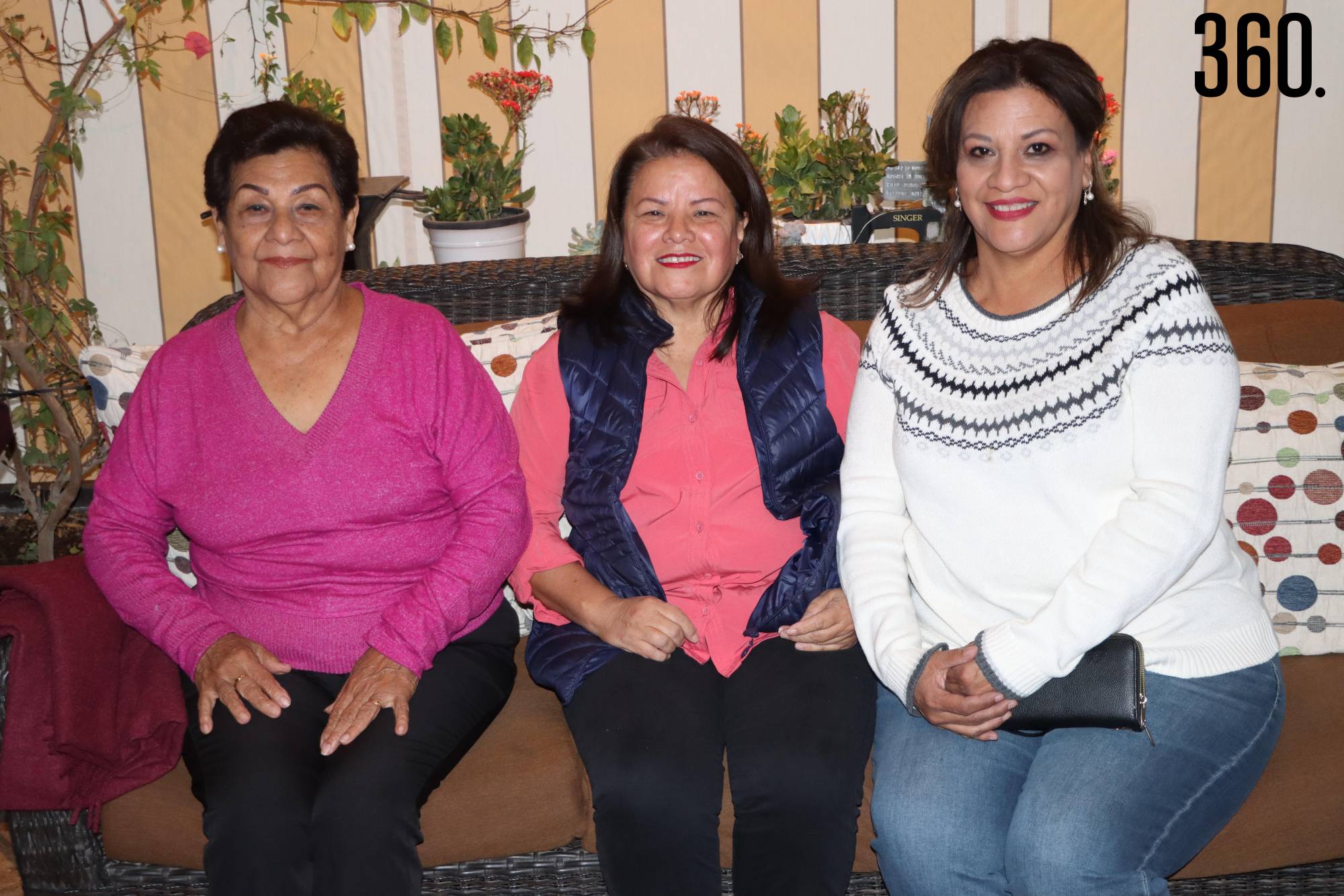 $!Ana María y Esther Uriega con Carmina Gallegos de Uriega.