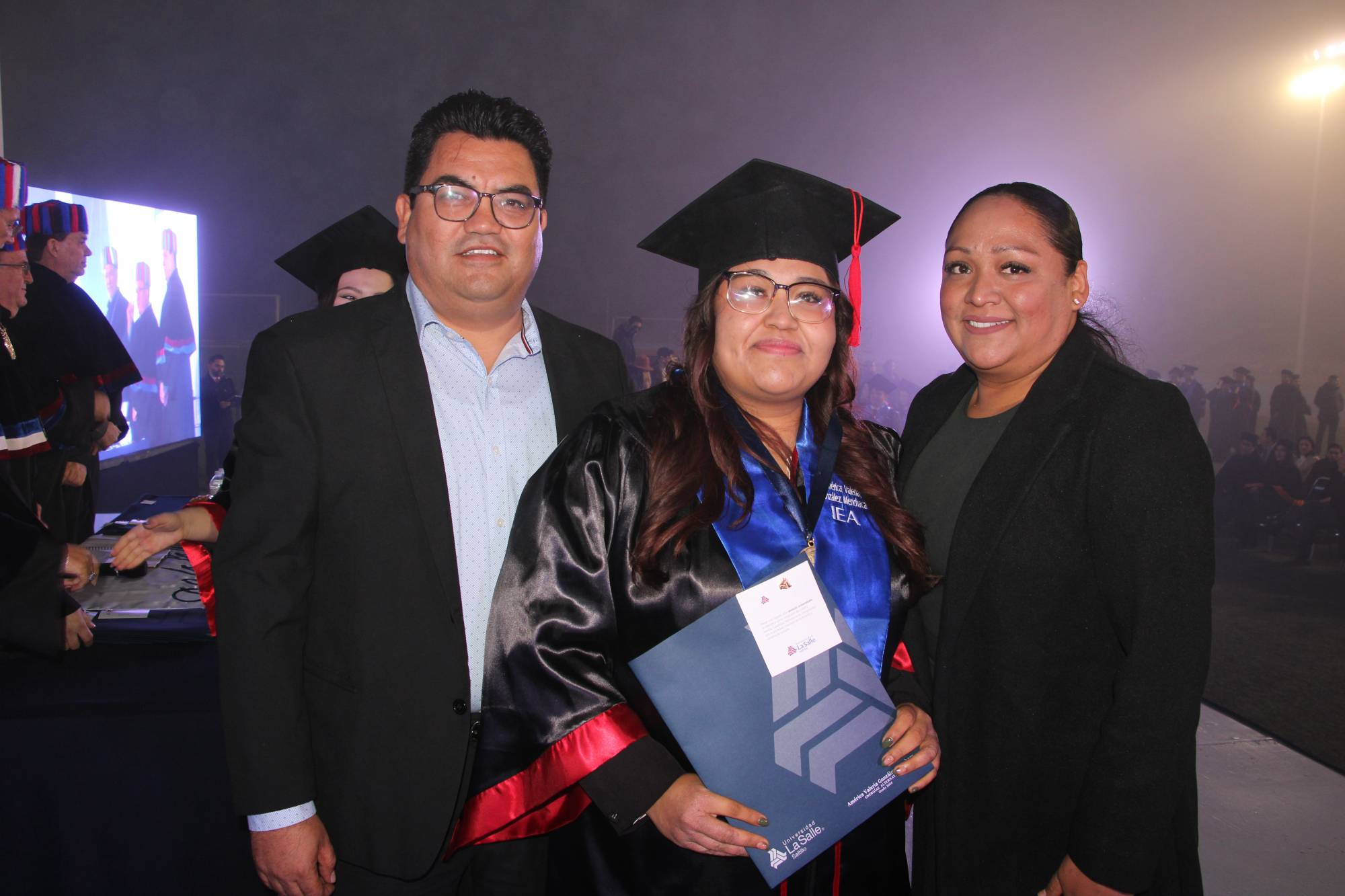 $!América Valeria González Menchaca con sus padres.