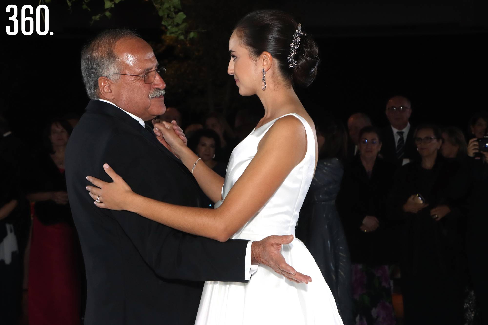 $!Gerardo Aguirre bailó con su hija al ritmo de la canción “The way you look tonight”.
