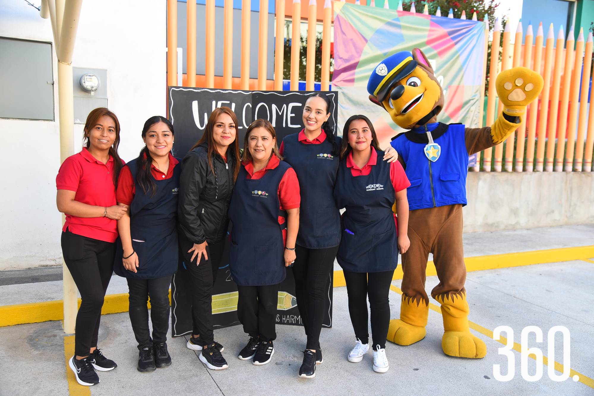 $!Maestras recibiendo a todos sus alumnos.