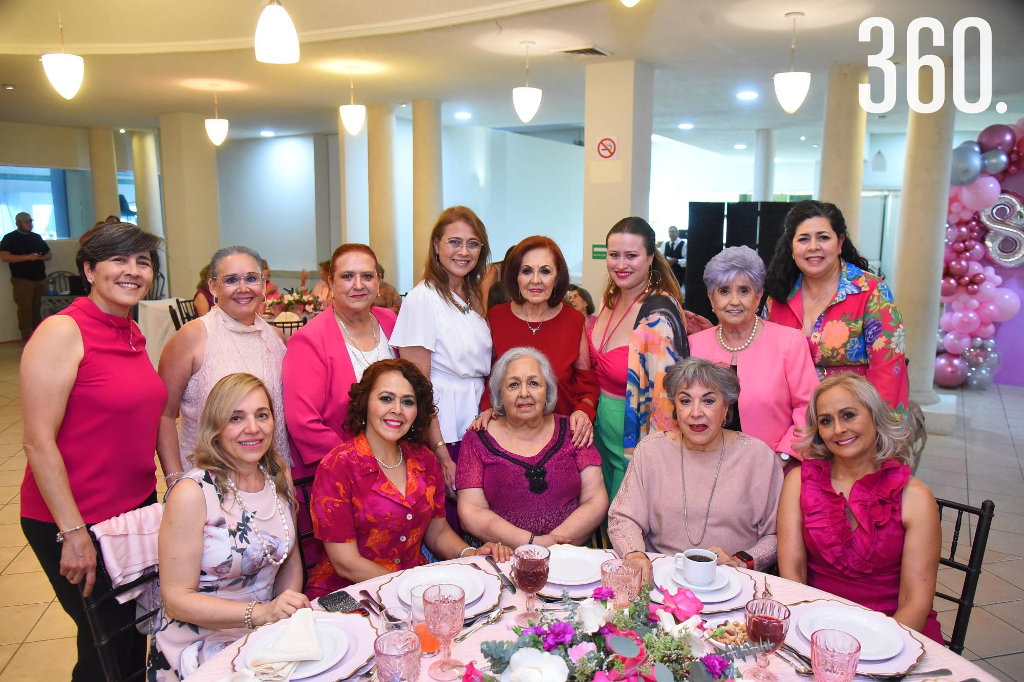 $!Ana Cecilia Derbez, Mireya de la Garza, Tey García, Claudia Derbez, la cumpleañera, María Derbez, Toñeta Regalado, Liliana Derbez, Nora García, Olga Rosales, Olga Saade, Carmen Jiménez y Alma Rosales.