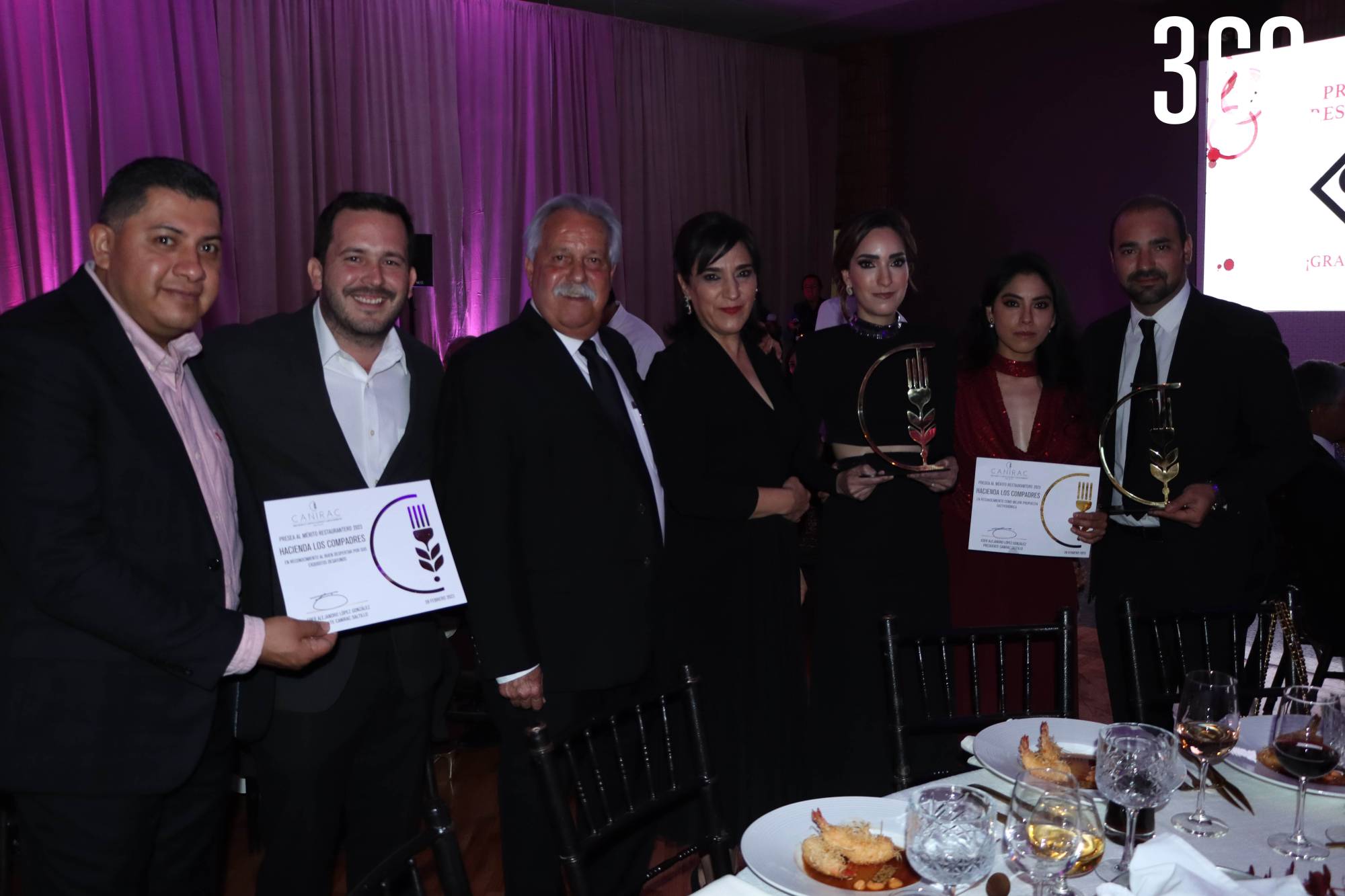 $!Hacienda Los Compadres con su premio.