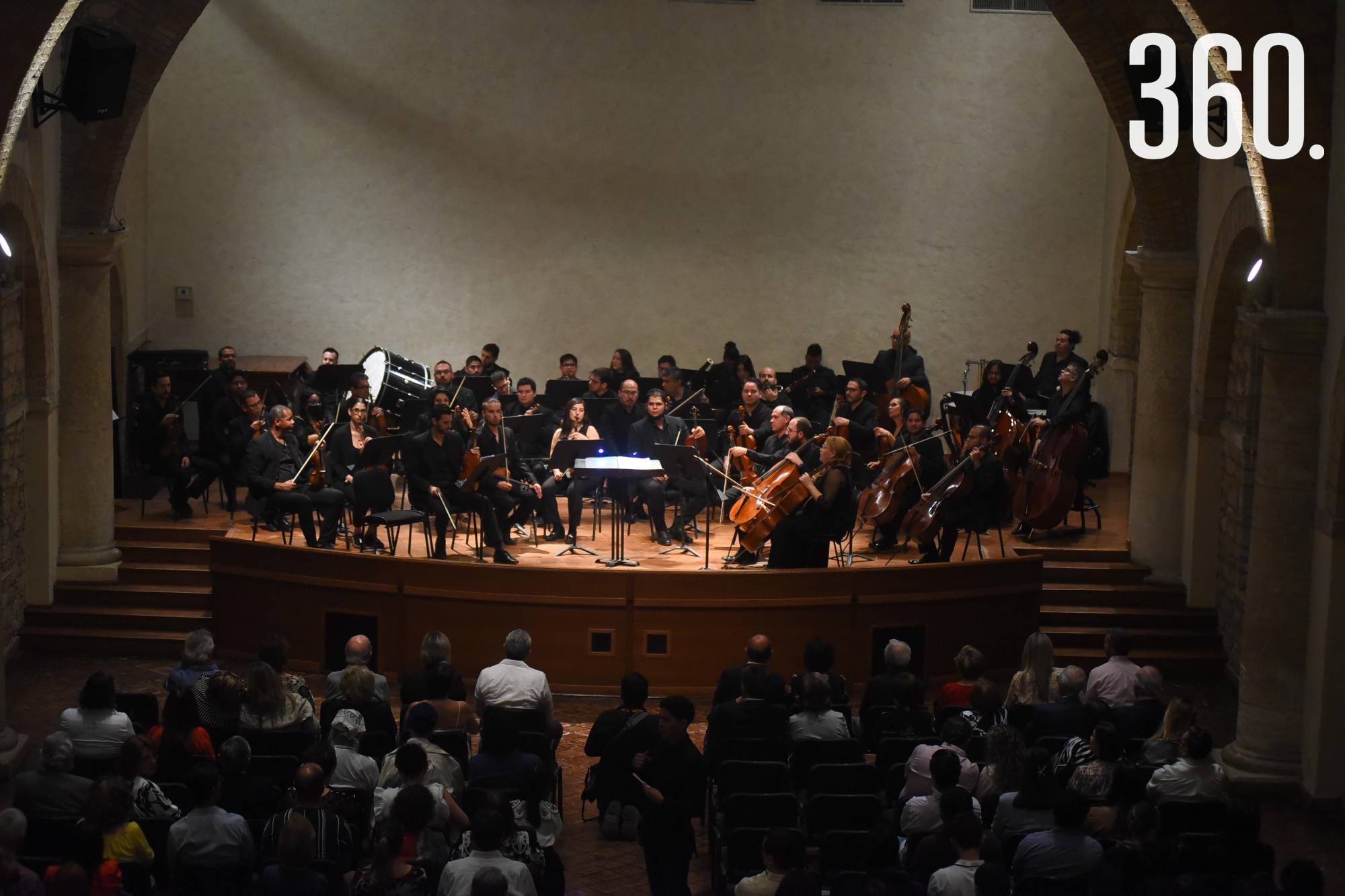 $!El auditorio del recinto saltillense resonó con los cantos de los pavorreales y los trinos de las cuerdas.