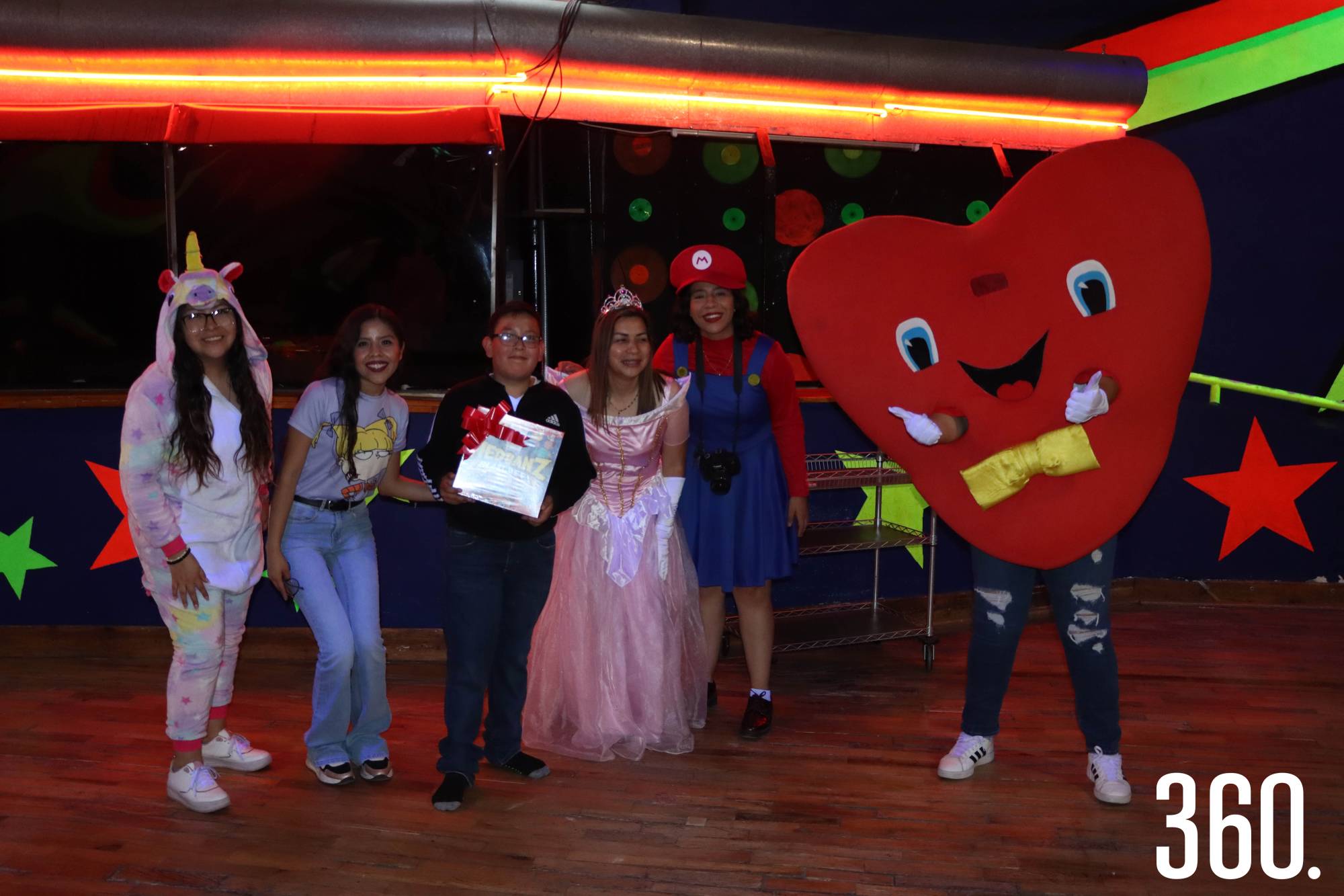 $!Enrique Ramírez, ganador en el juego de las sillas.