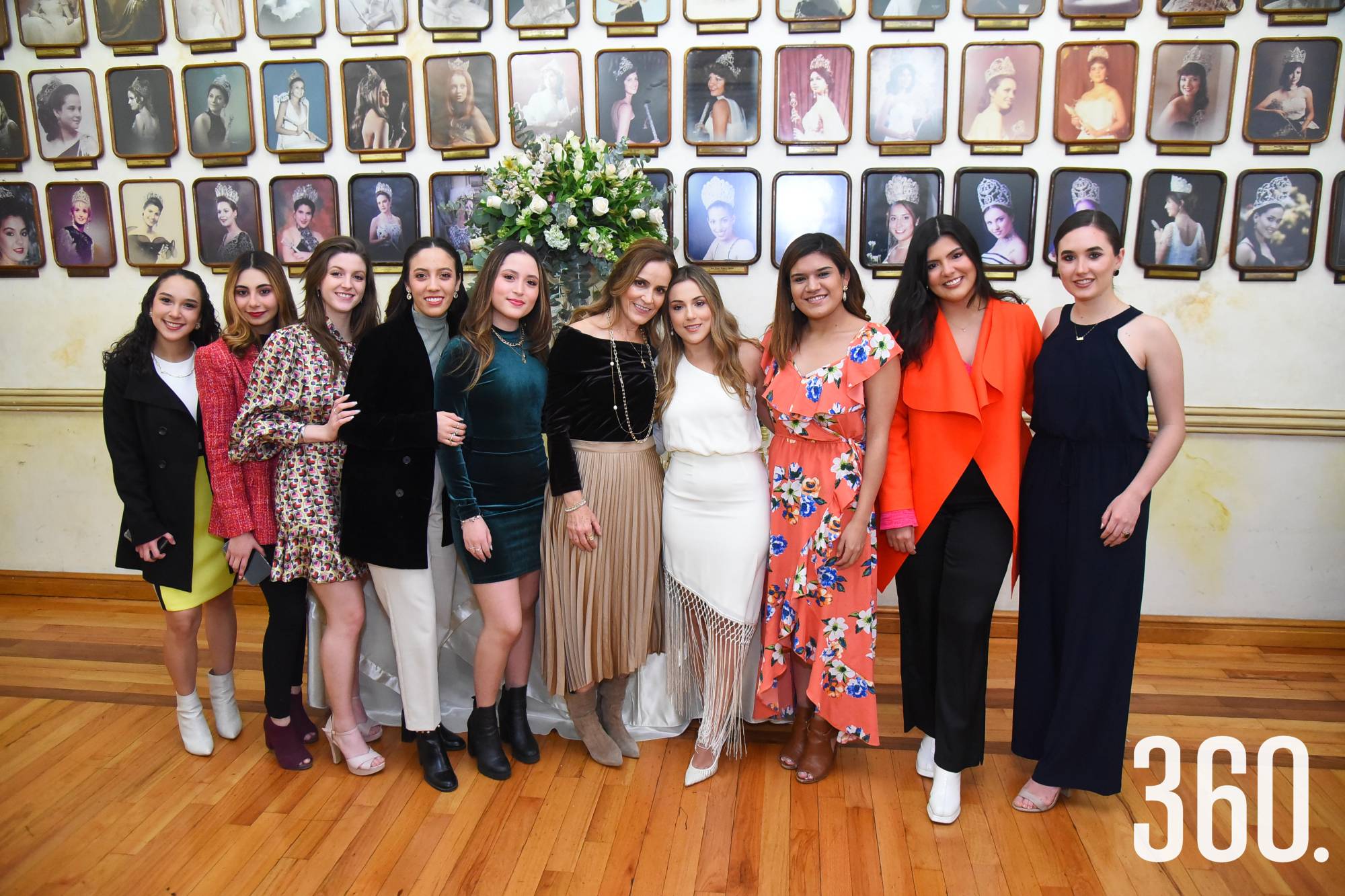 $!Ana Karen Salinas Ramos con su mamá Queta Ramos y amigas.