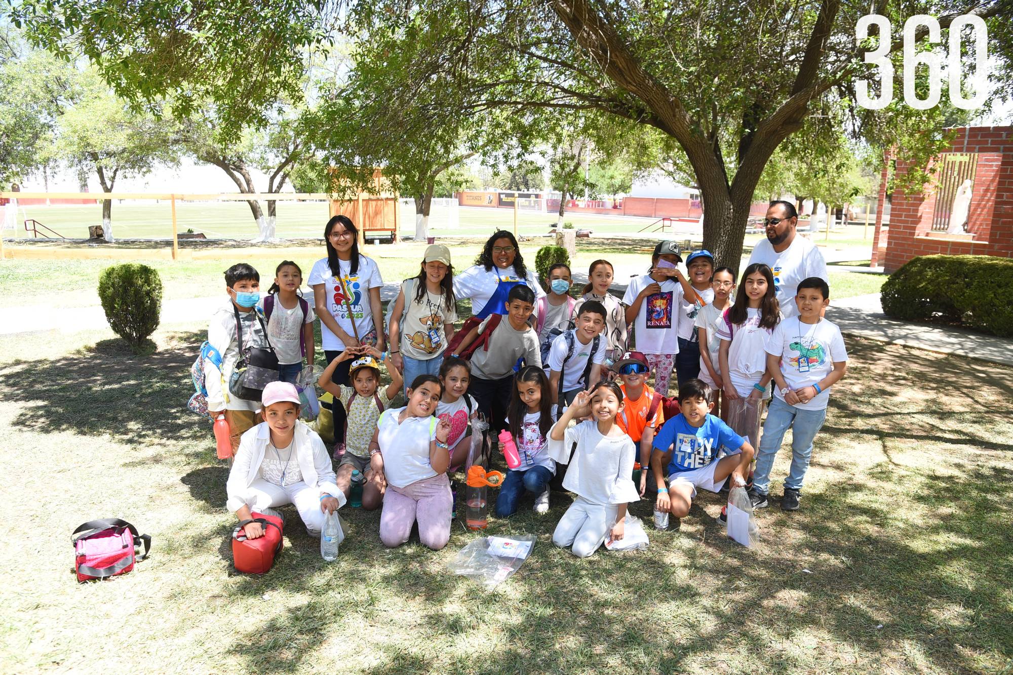 $!Luz Coronado y Daniel Farías con el equipo Azul Rey.