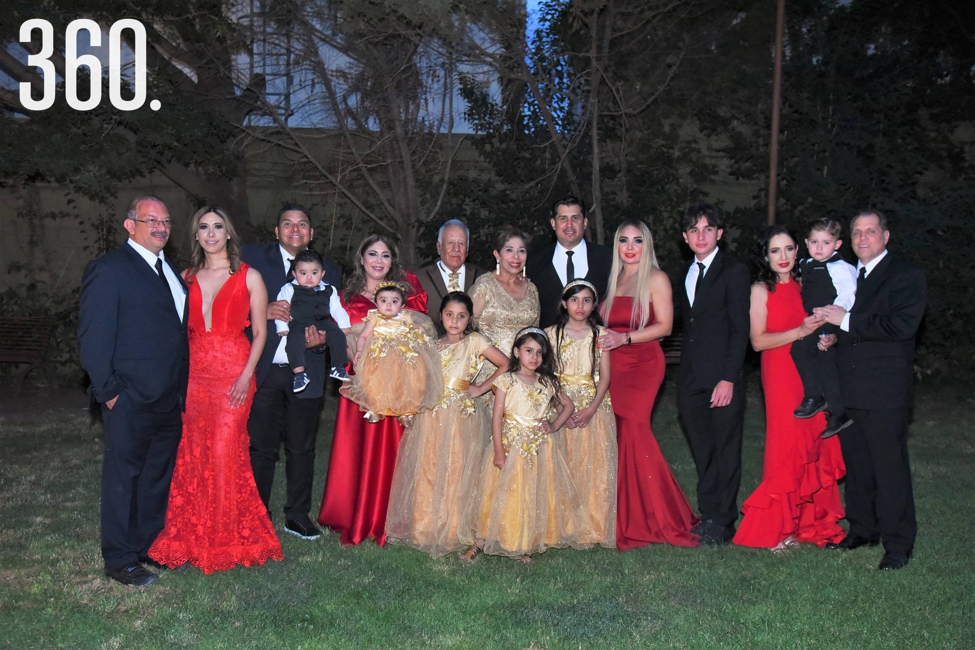$!María Esther y Agustín acompañados de toda su familia.