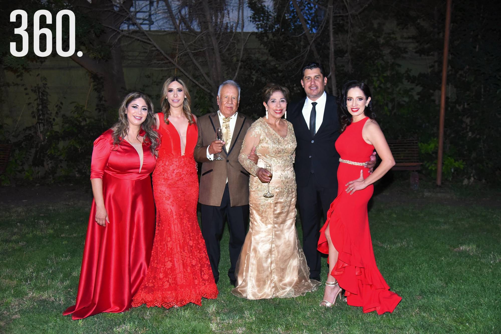 $!El matrimonio con sus hijos Karina, Janeth, Agustín y Maribel Ramírez Villela.