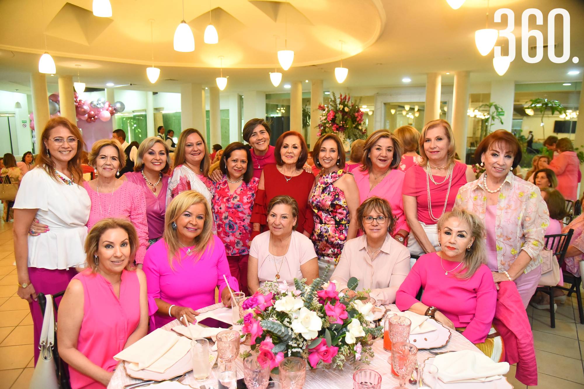 $!Claudia Derbez, Irma Strozzi, Laura Rosales, Izadora Rosales, Graciela Meza, Ana Cecilia Derbez, Eloína Lozano, Juanita Morales, Maricarmen Terán, Conchita Arrambide, Tere Colunga, Moe Lazalde, Rebeca de Escamilla, Pilar Sierra y Alma Rosa Valdés con la festejada.