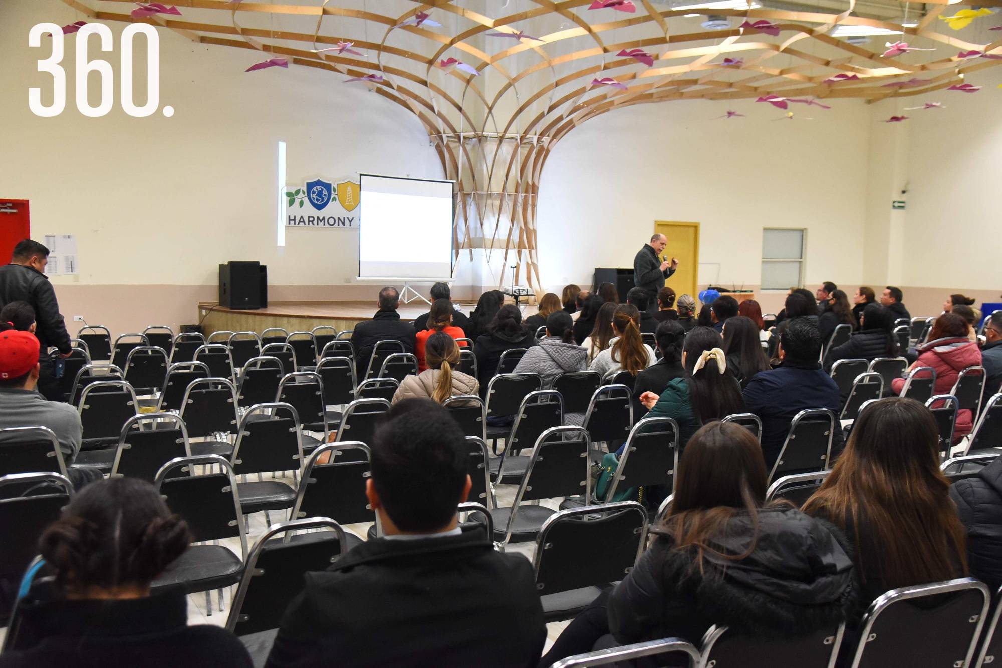 $!PADRES DE FAMILIA ASISTEN A CONFERENCIA &quot;HIJOS CON RAÍCES Y ALAS&quot;