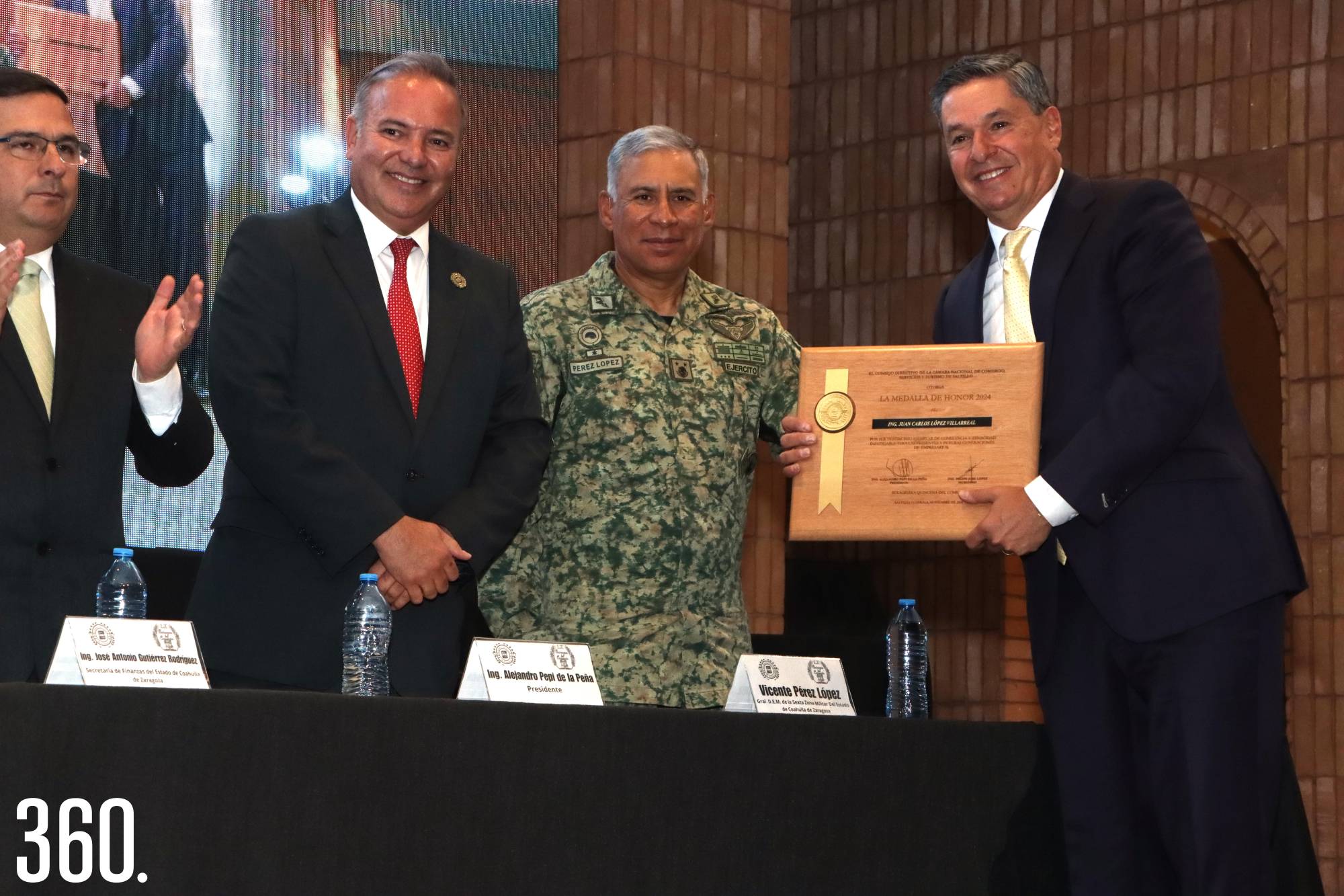 $!Juan Carlos López Villarreal recibió la Medalla de Honor por parte de Alejandro Pepi de la Peña.
