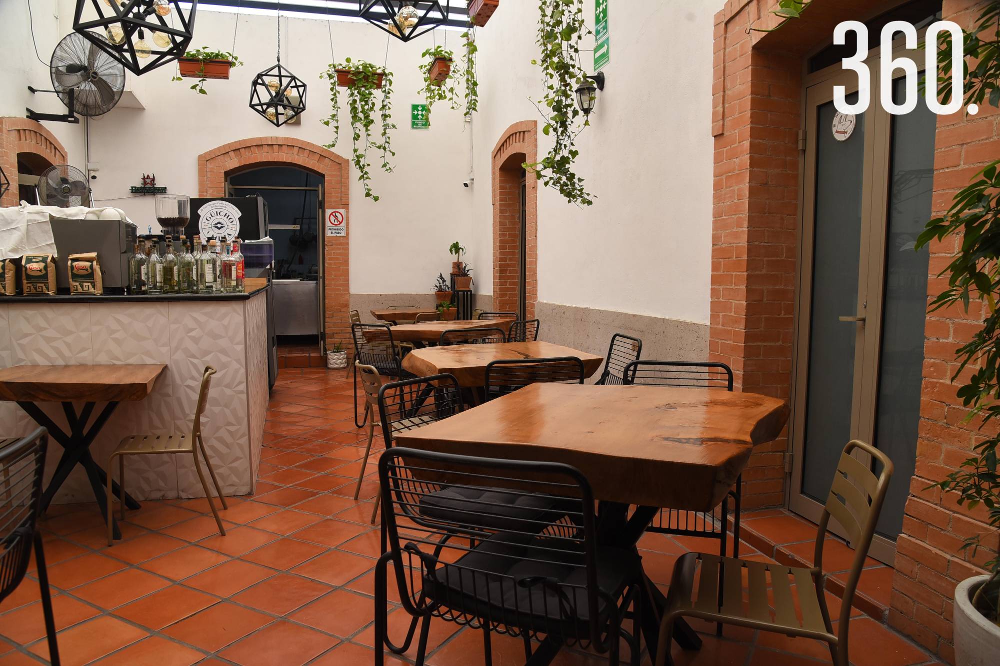 $!Interiores del restaurante.
