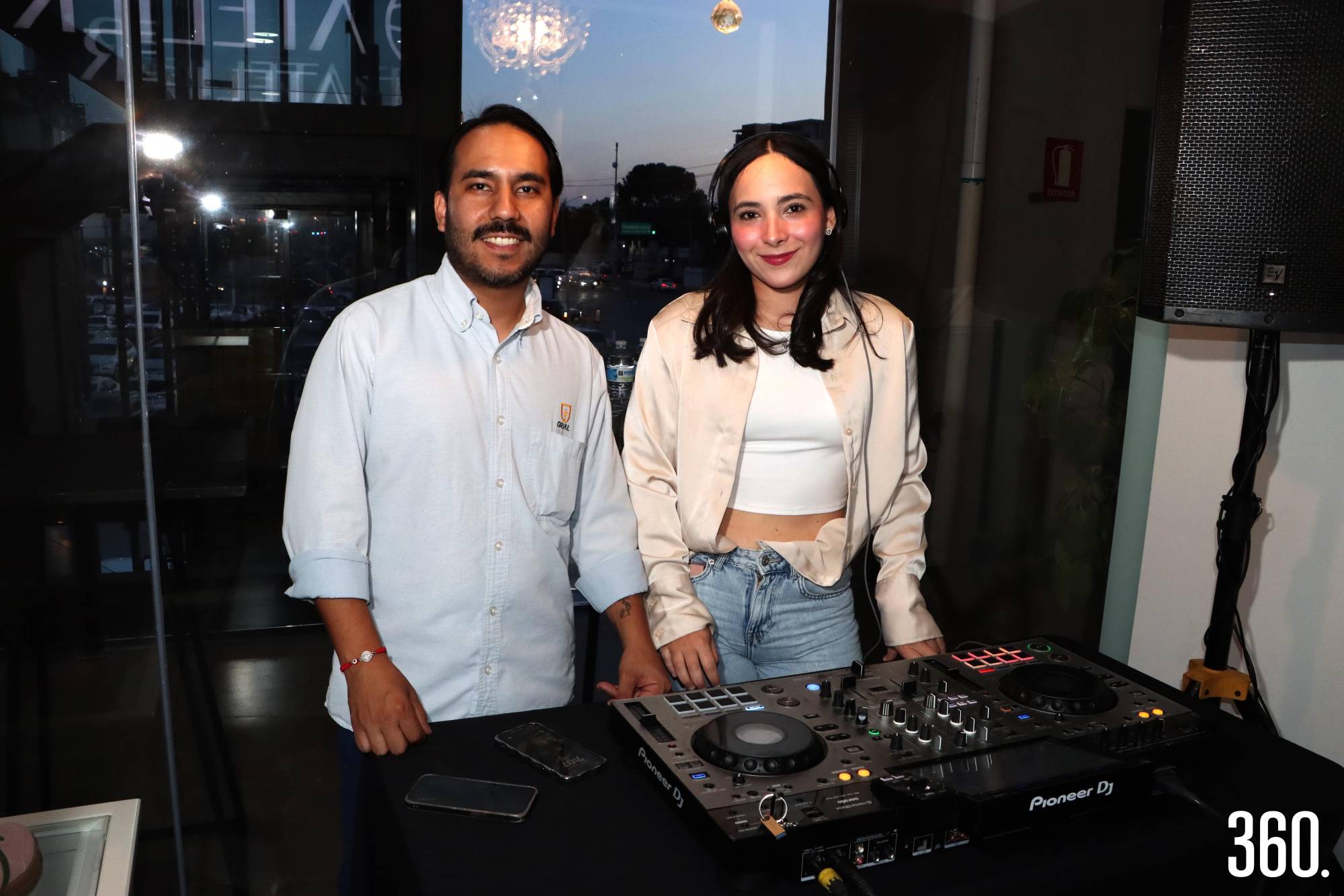 $!Luis Fernando Vega Pérez del grupo Grial acompañado por la DJ Ximena Vélez.