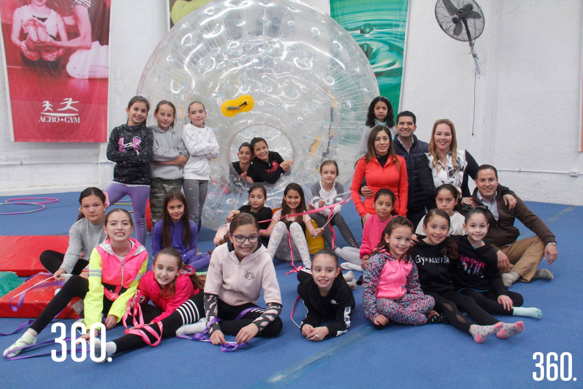$!Las cumpleañeras, Alilú y Marijosé, acompañadas por sus respectivos padres, hermanos y amigas en su “Acrogym Party”.