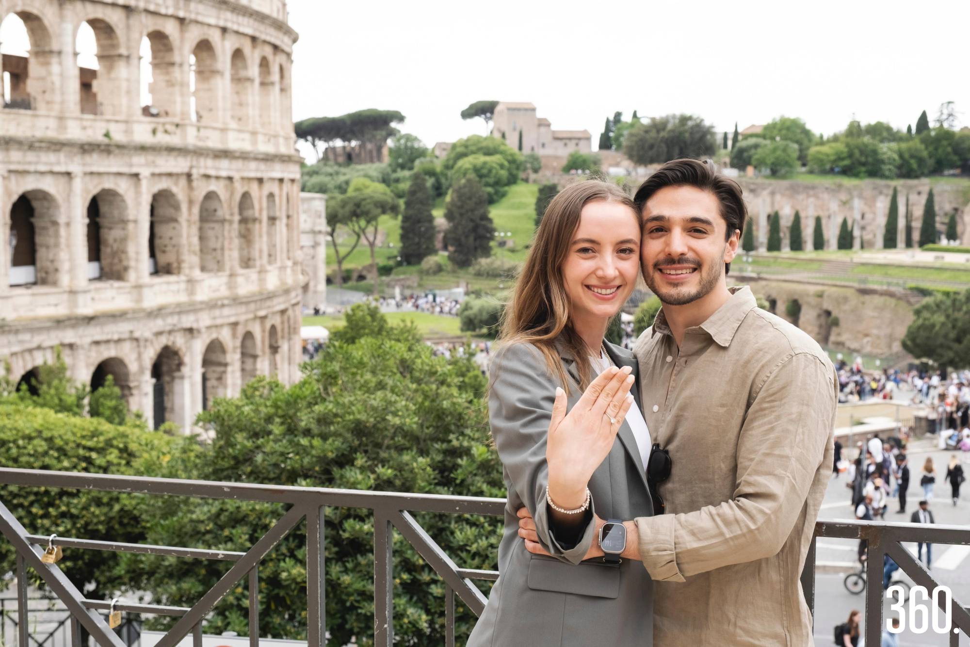 $!La pareja se comprometió en el Coliseo.