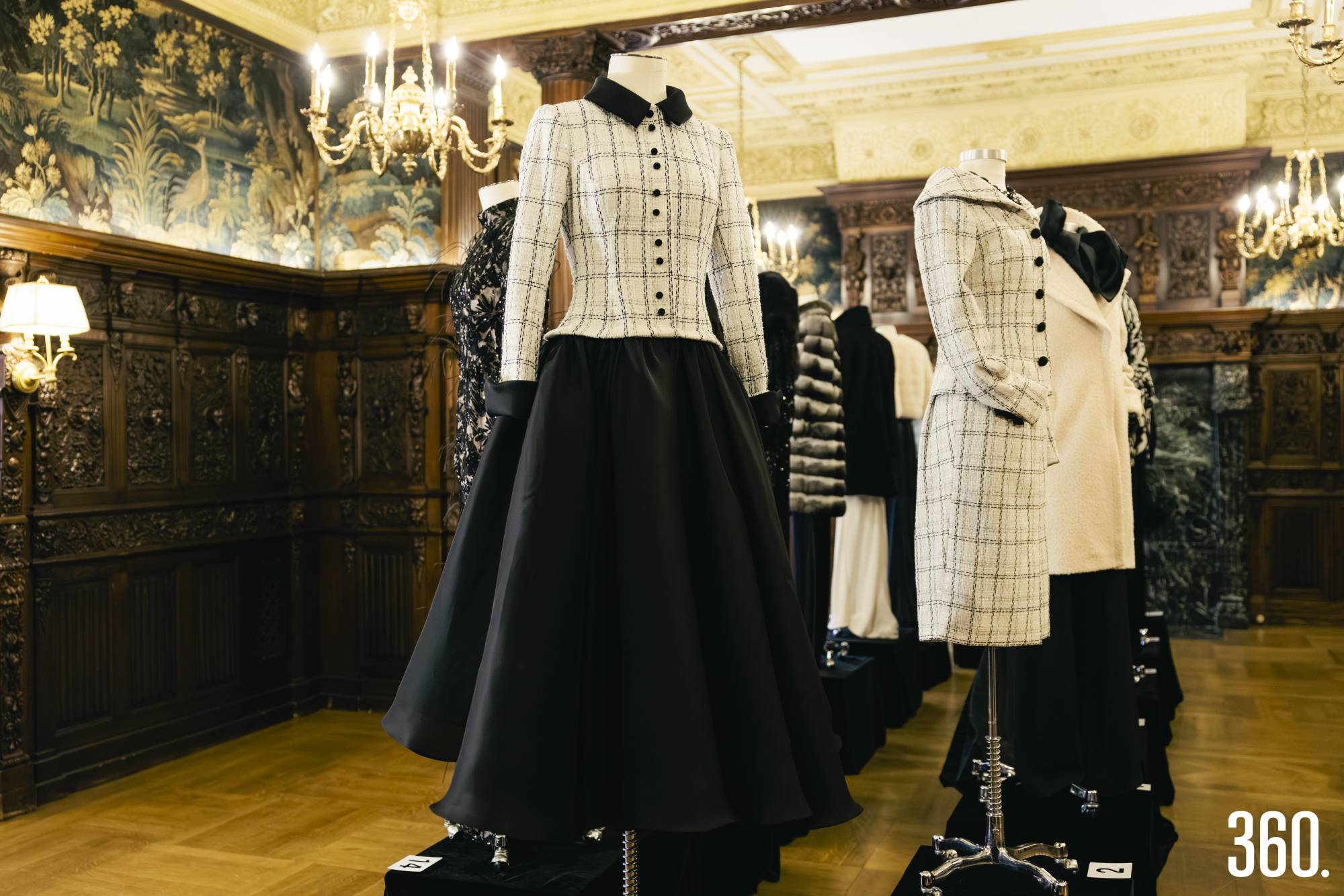 $!Siluetas estructuradas y contraste en blanco y negro, sello del glamour atemporal de Dennis Basso.