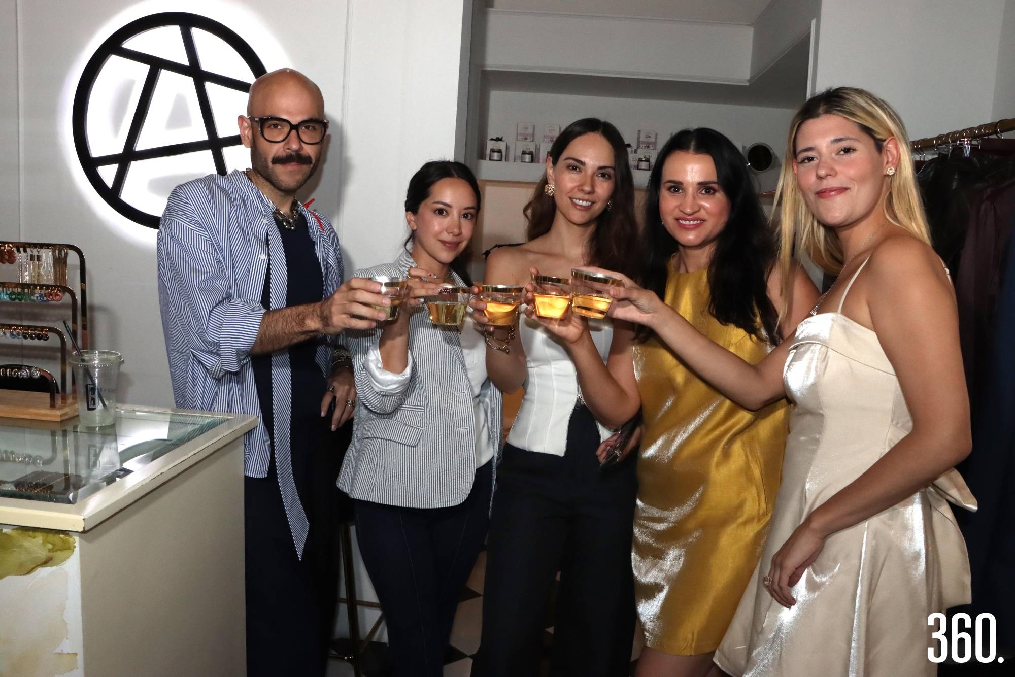 $!Erik Treviño, Andrea Ochoa, Mariale Flores, Maribel Ramírez de Atelier Boutique y Melisa Aguirre Muñoz de Joyería Magnolia brindaron con las asistentes al final de la presentación de sus colecciones.