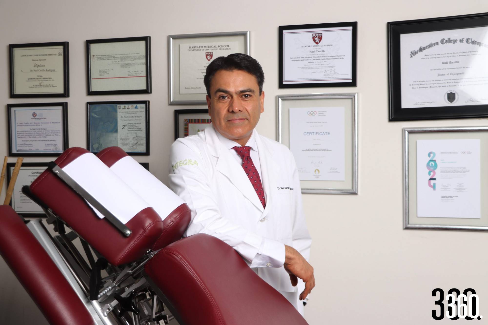 $!El Dr. Raúl Carrillo celebra 25 años de su clínica en Saltillo.