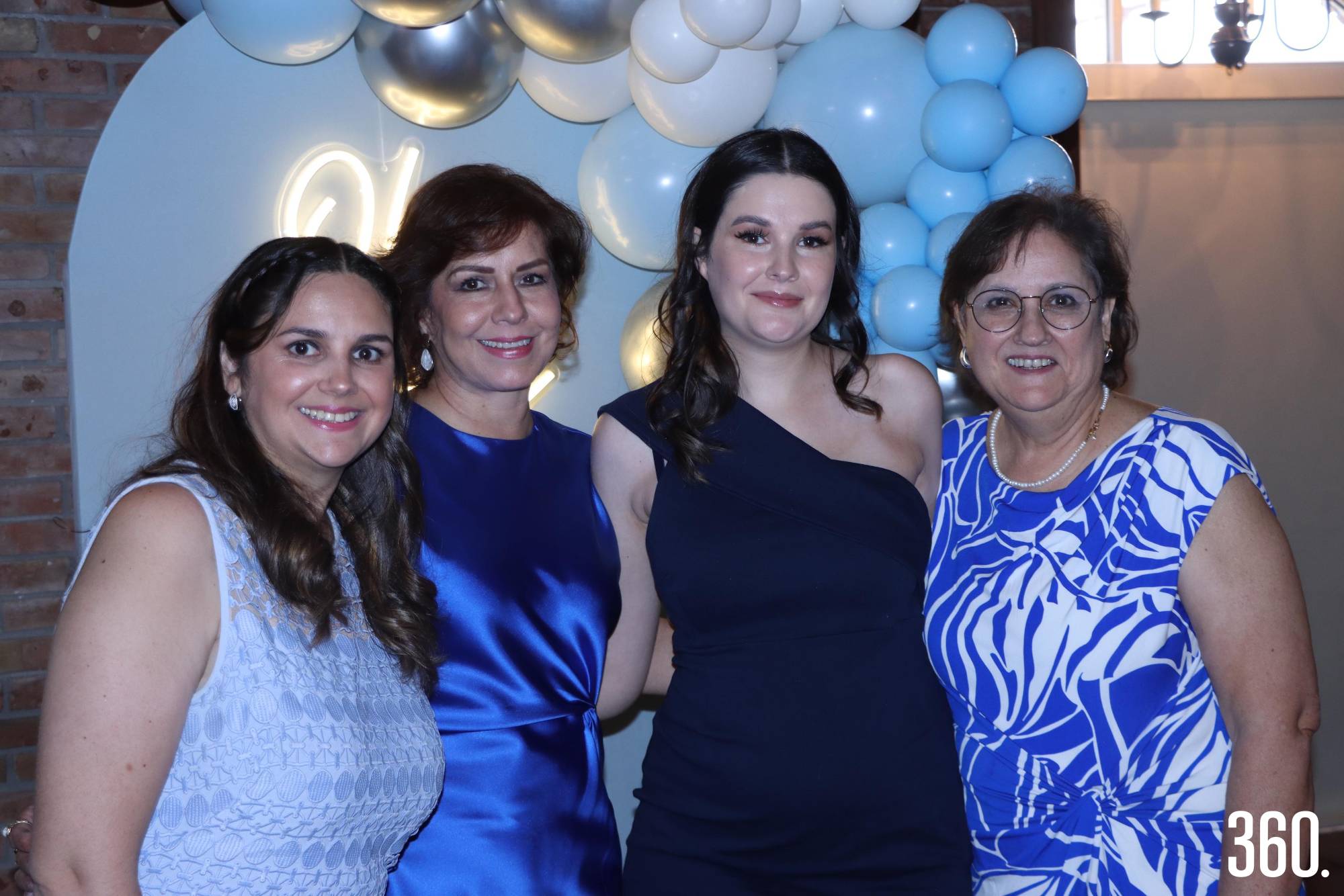 $!Susana con su hermana, Any Farías; su suegra, Leticia Villarreal, y su mamá, Sofía Rodríguez.