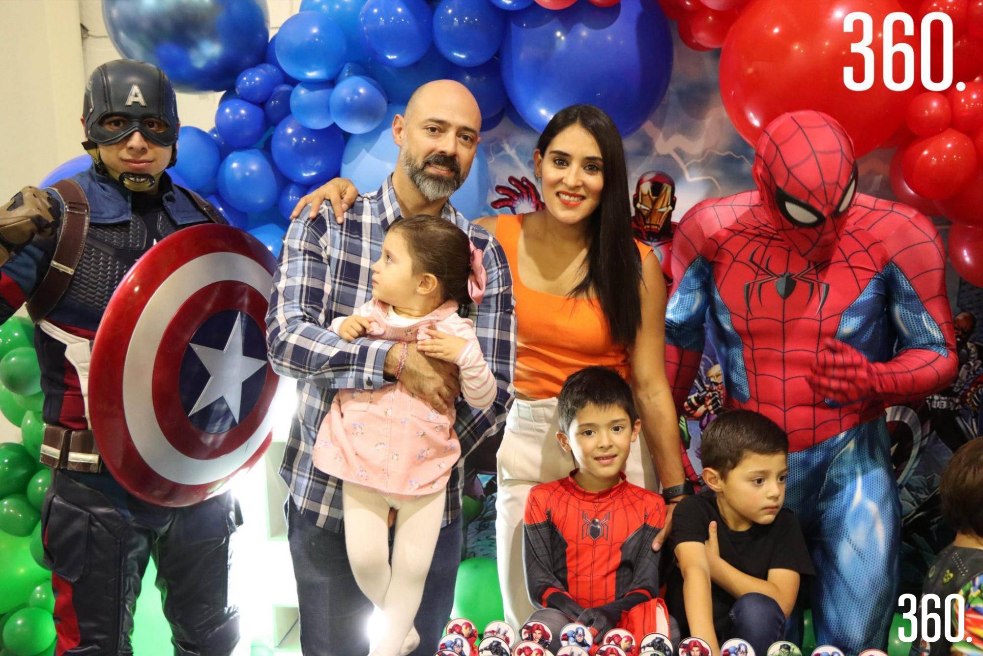 $!Patricio con sus padres y hermanos, Alejandro Ibarra, Cindy Hernández, Alessa y Andrés Ibarra.