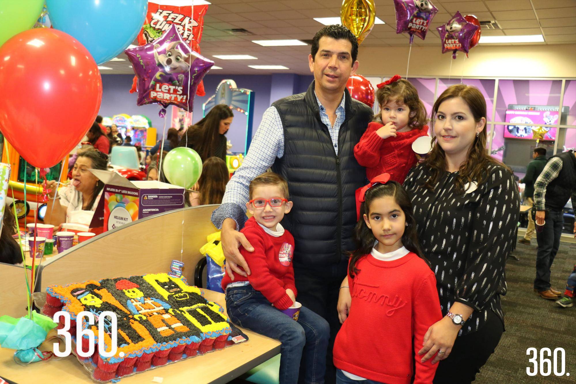 $!Héctor Medrano, Victoria Medrano, Kerime Dainitin, Emiliano Medrano e Isabella Medrano.