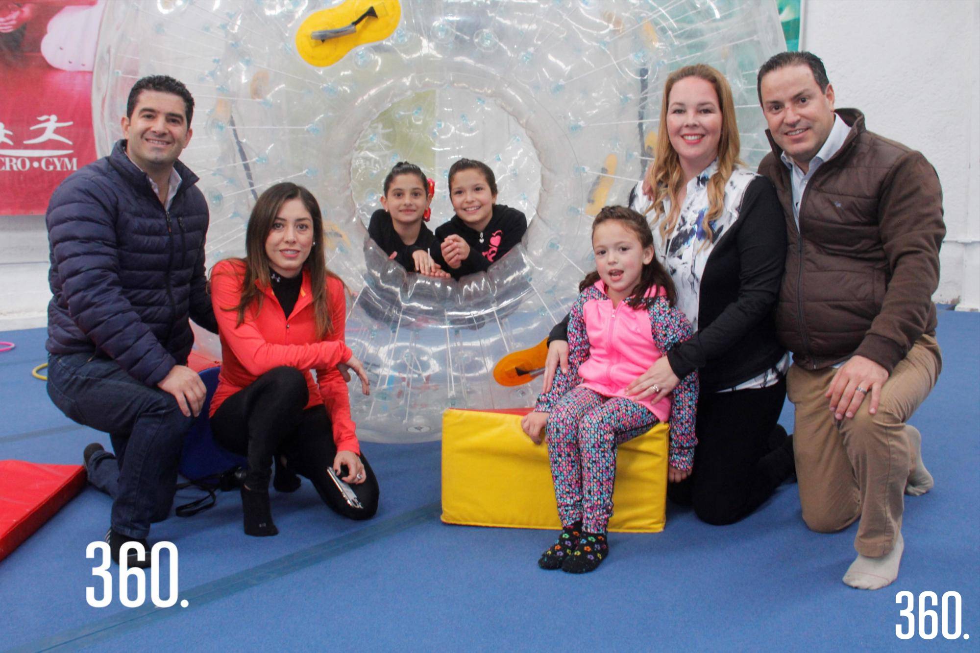 $!Alilú y Marijosé acompañadas por sus padres, Roberto Garza y Alicia Medina, María José Cárdenas y Gerardo Ramos, y la pequeña Marian.