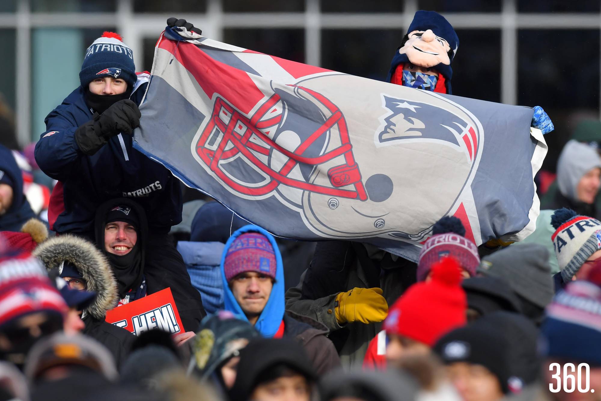 $!Fans de los Patriots en Denver, en el juego de Conferencia.